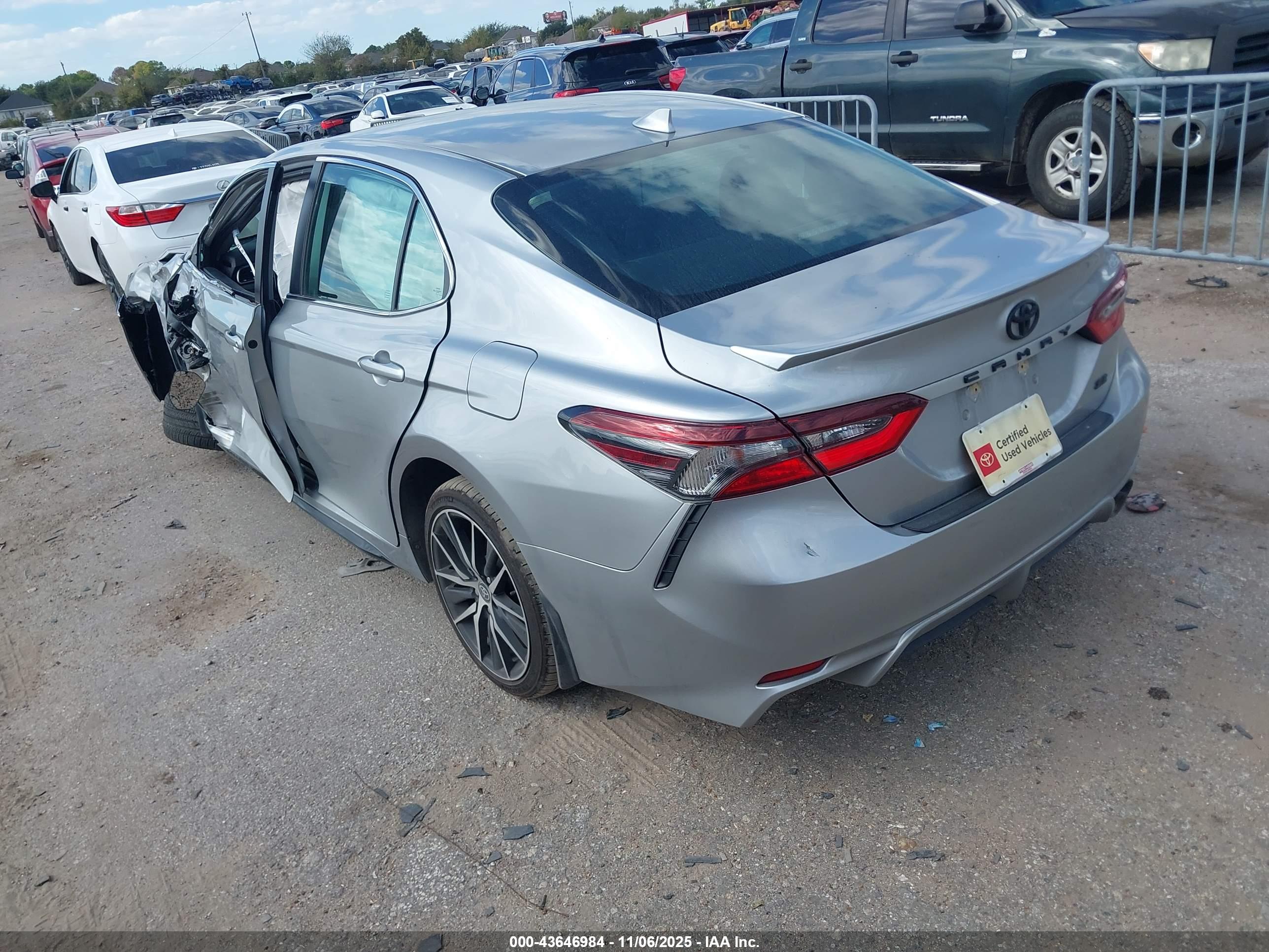 TOYOTA CAMRY image 3