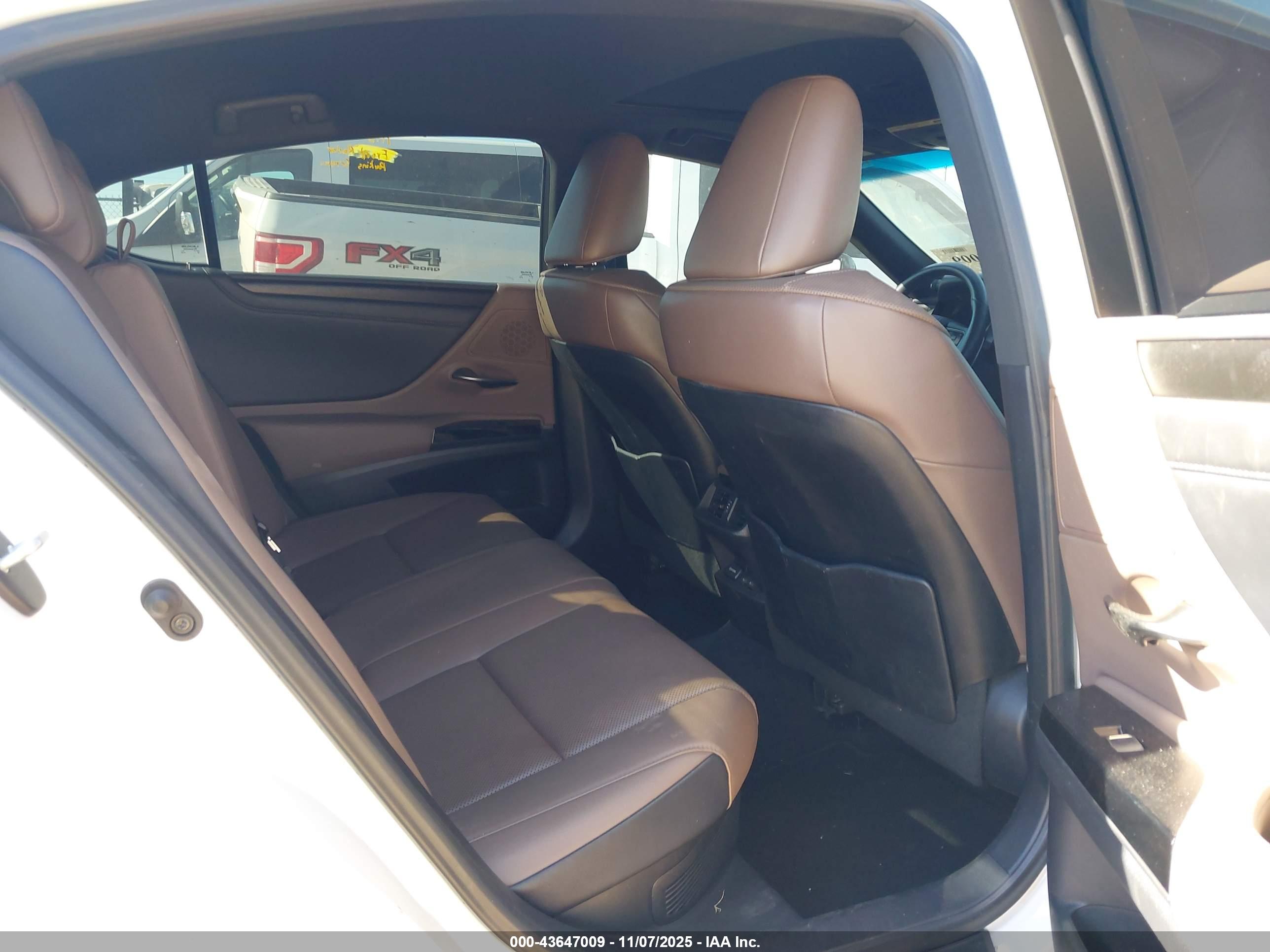 LEXUS ES image 8