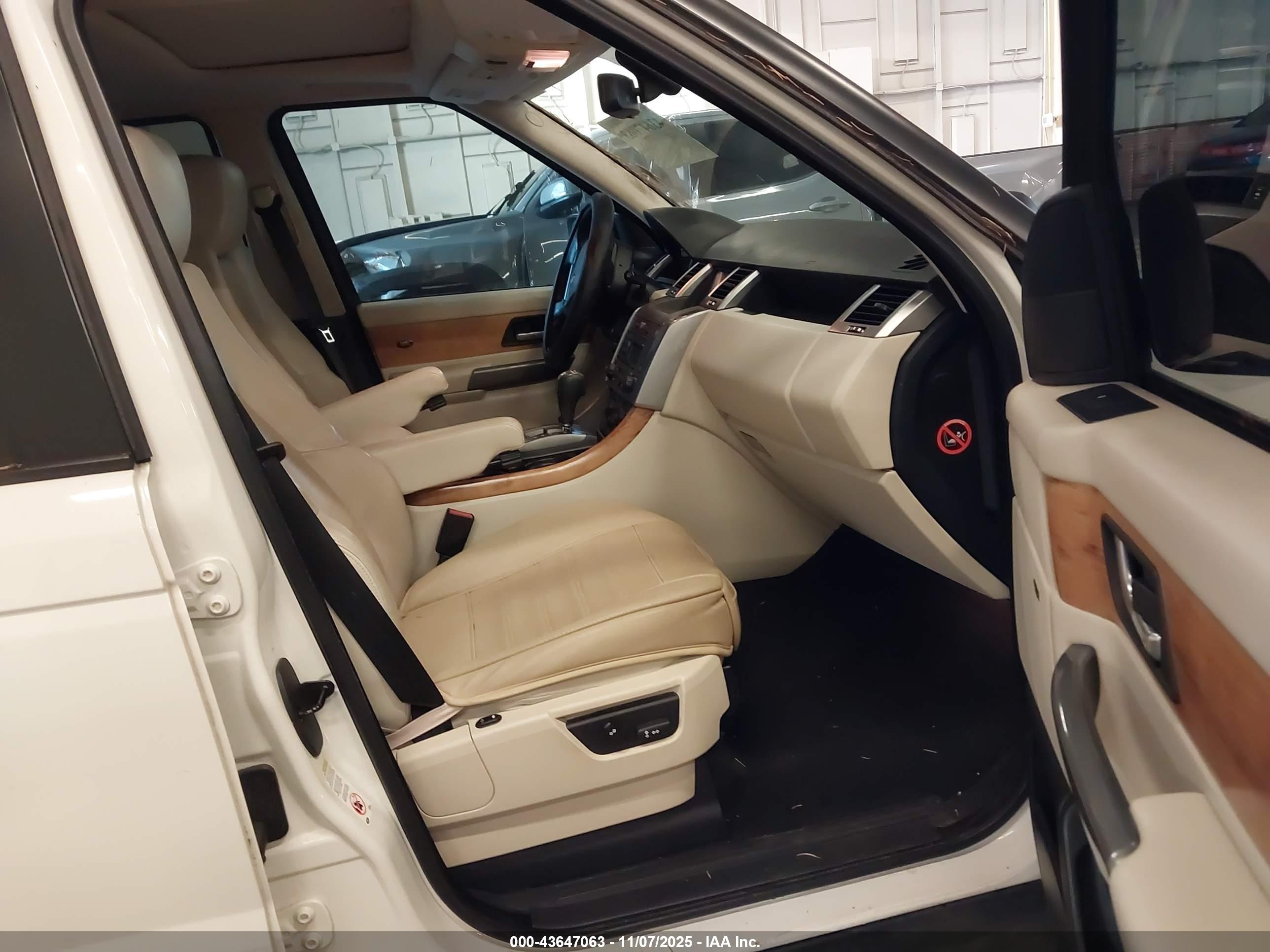 LAND ROVER image 5