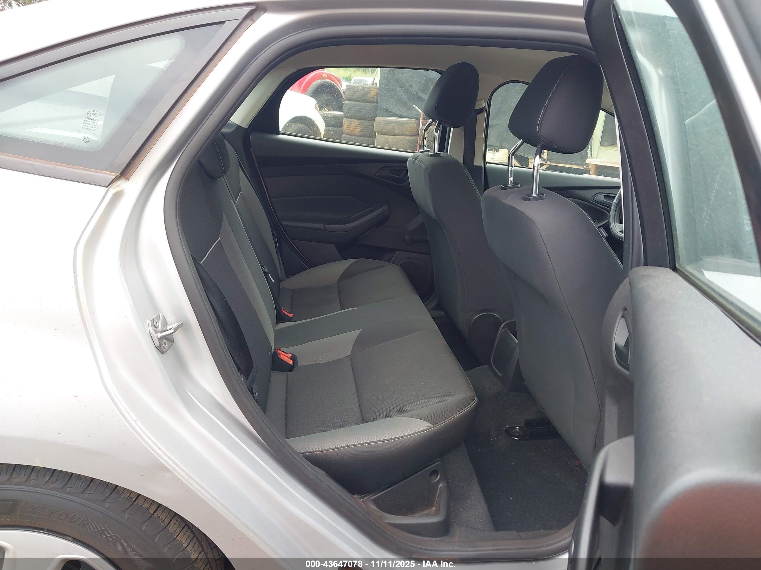 FORD FOCUS image 8