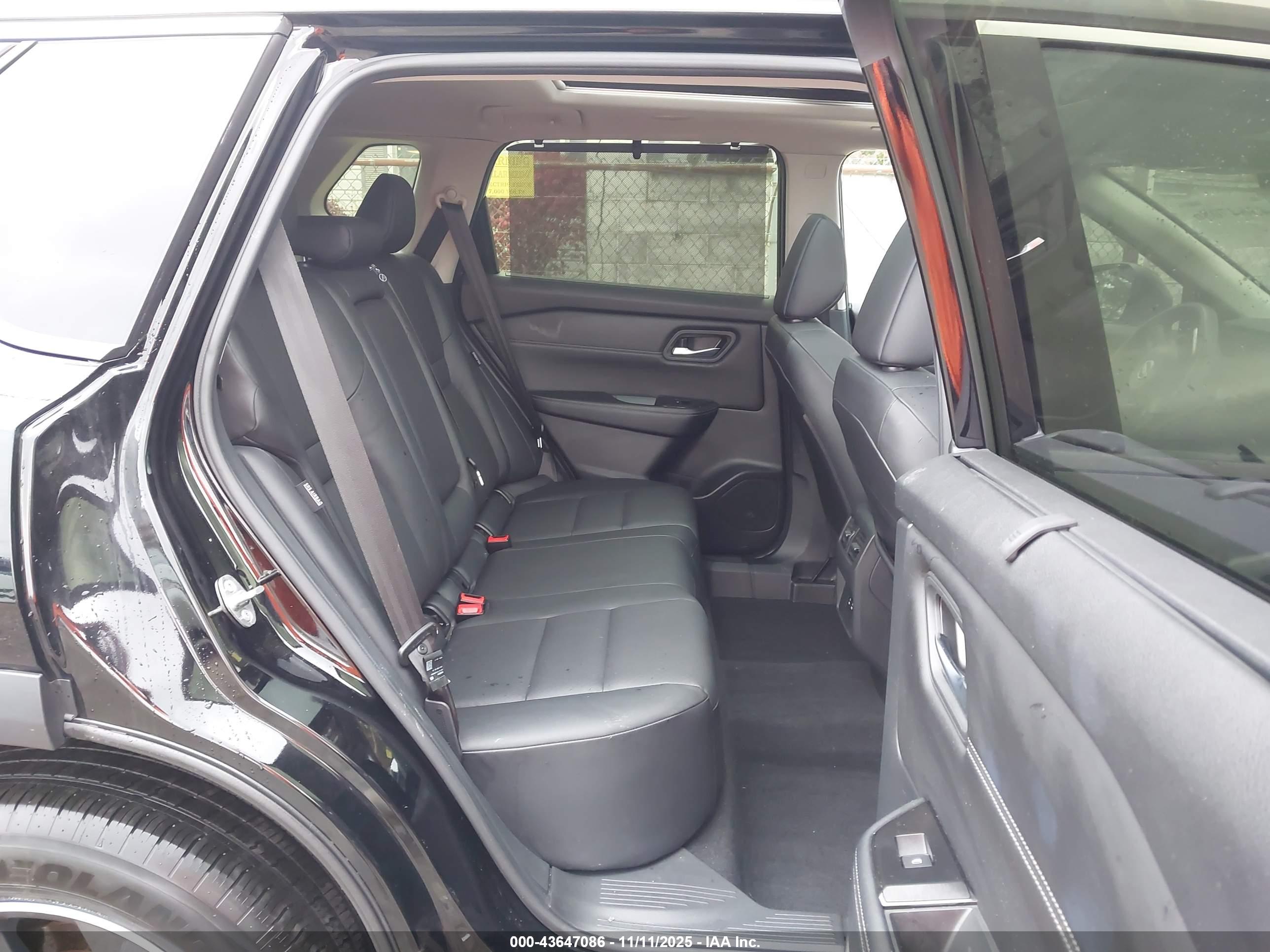 NISSAN ROGUE image 8
