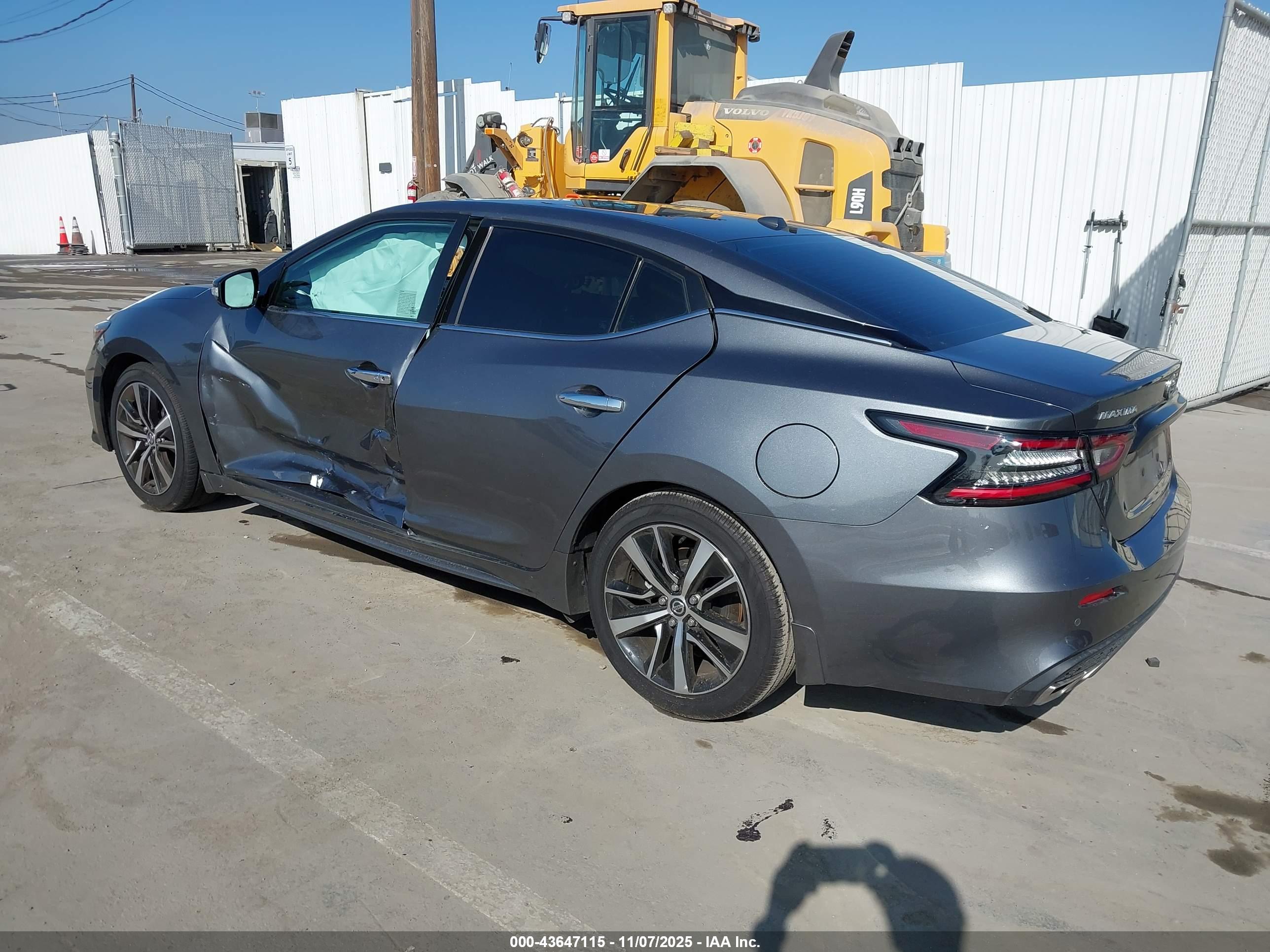 NISSAN MAXIMA image 3