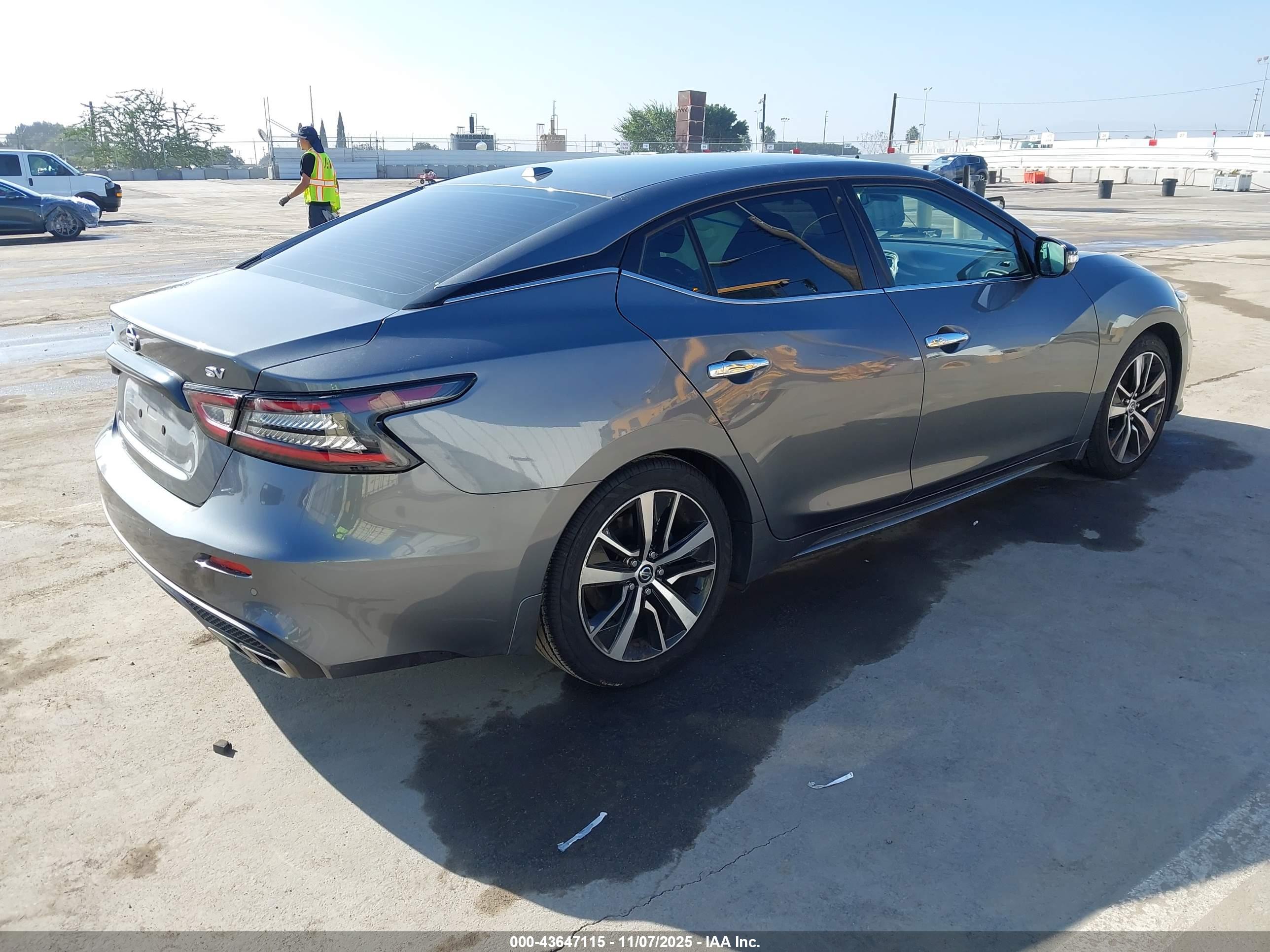 NISSAN MAXIMA image 4