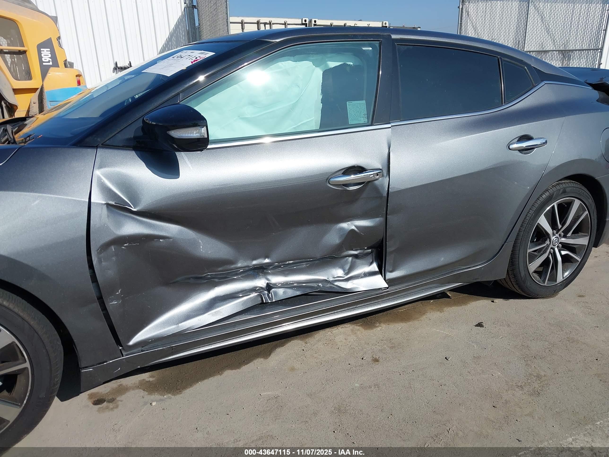 NISSAN MAXIMA image 6