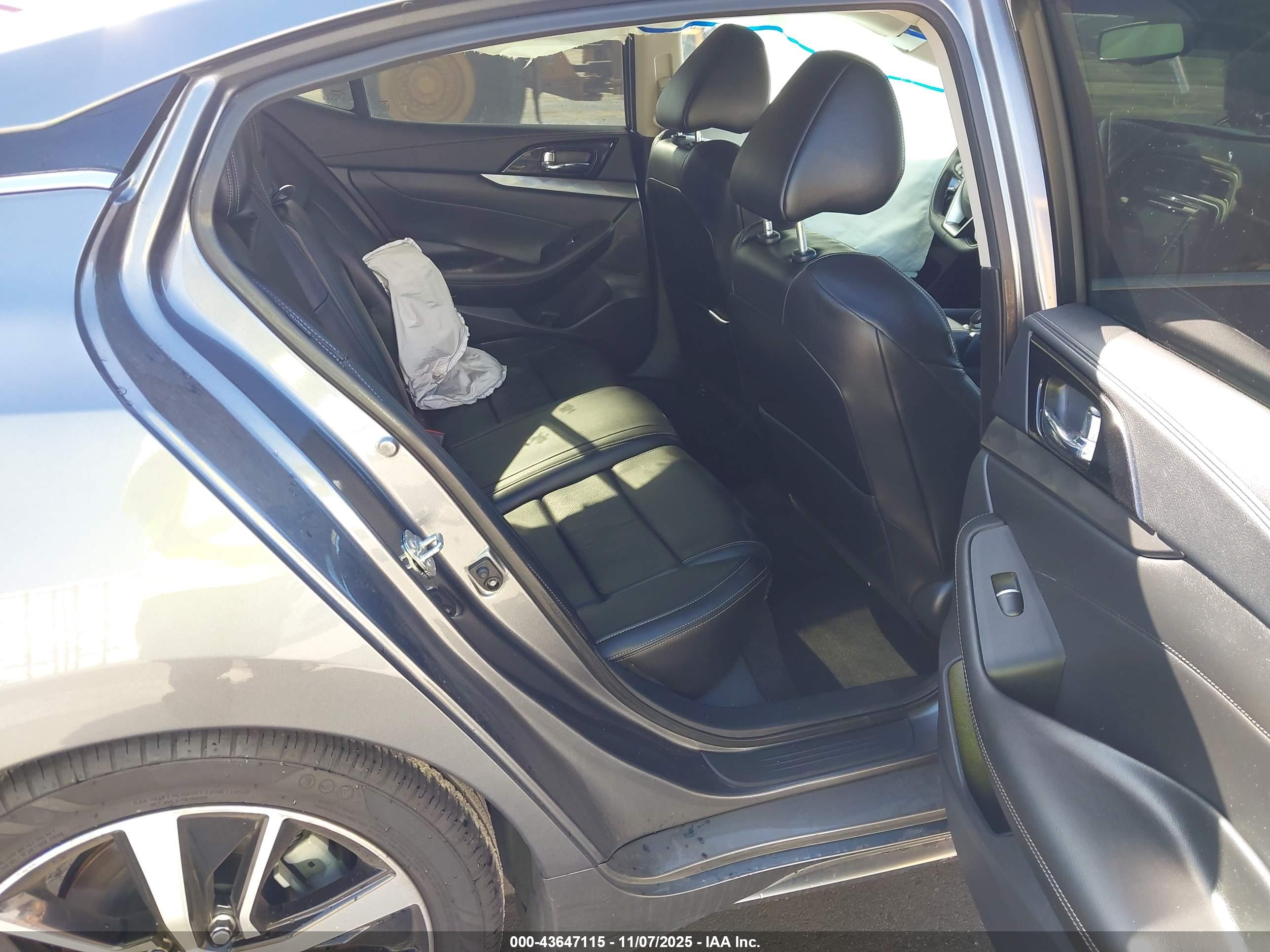 NISSAN MAXIMA image 8