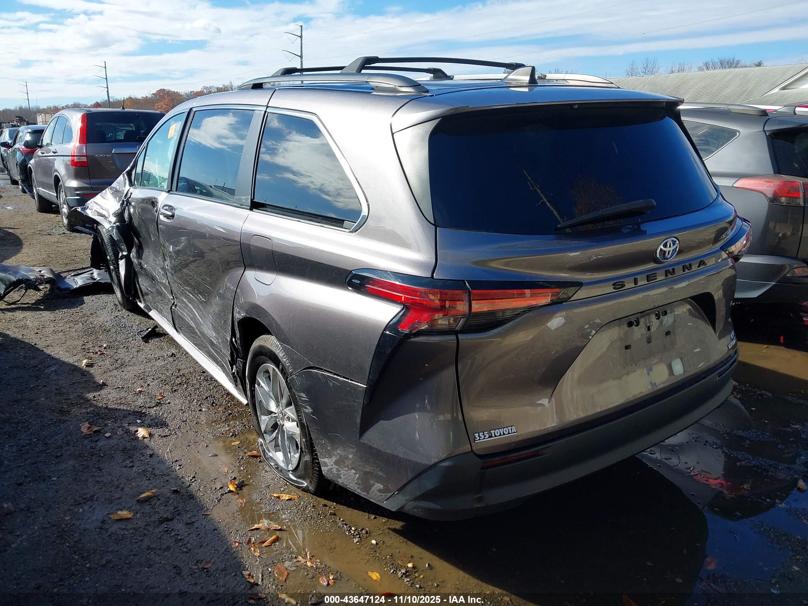 TOYOTA SIENNA image 3