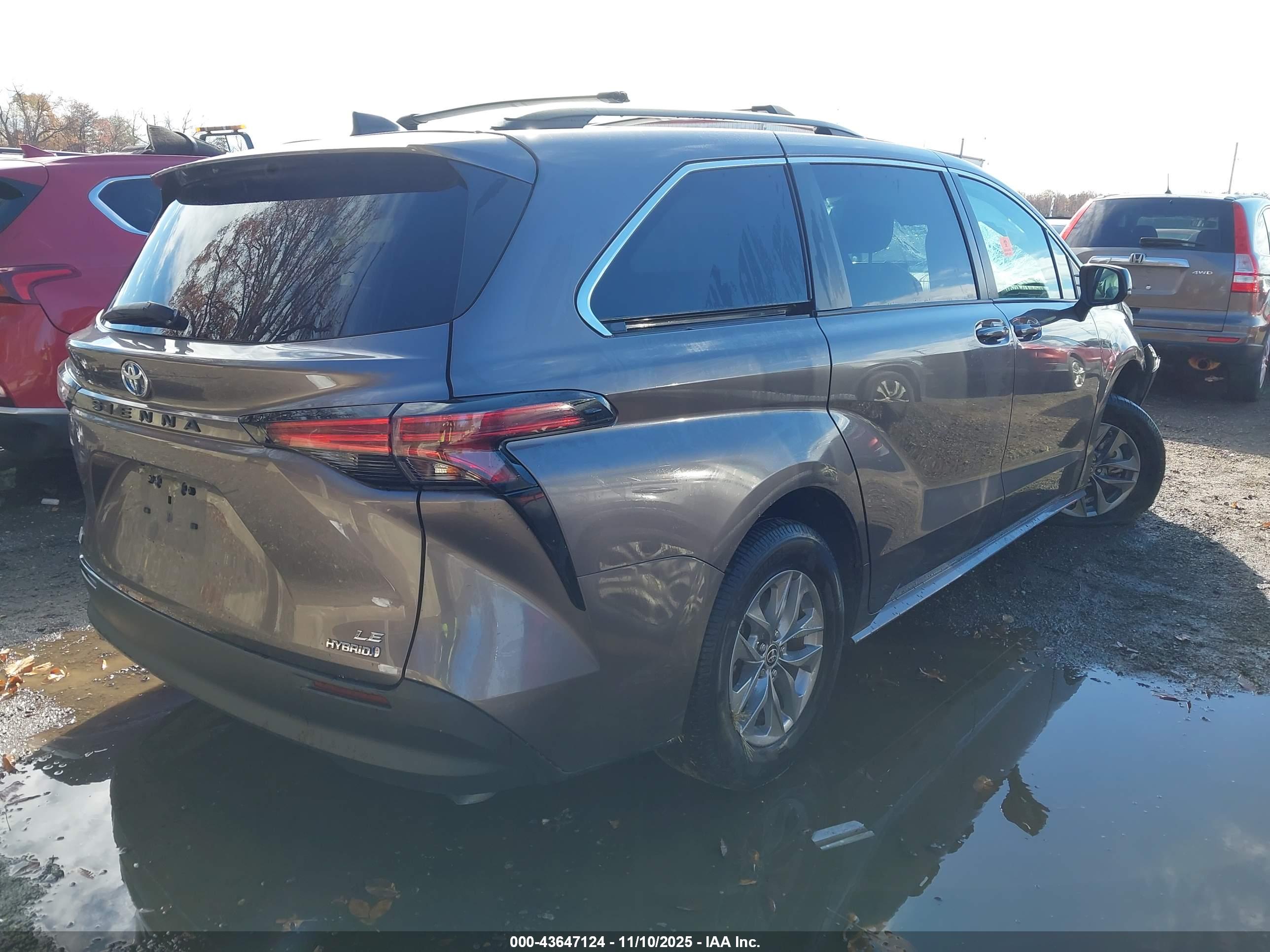 TOYOTA SIENNA image 4