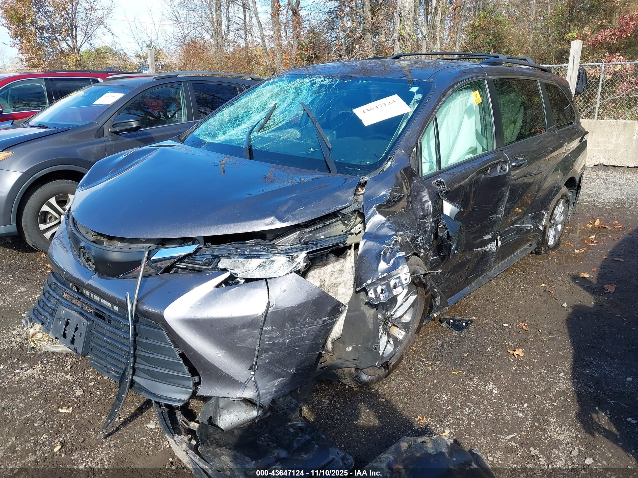 TOYOTA SIENNA image 6