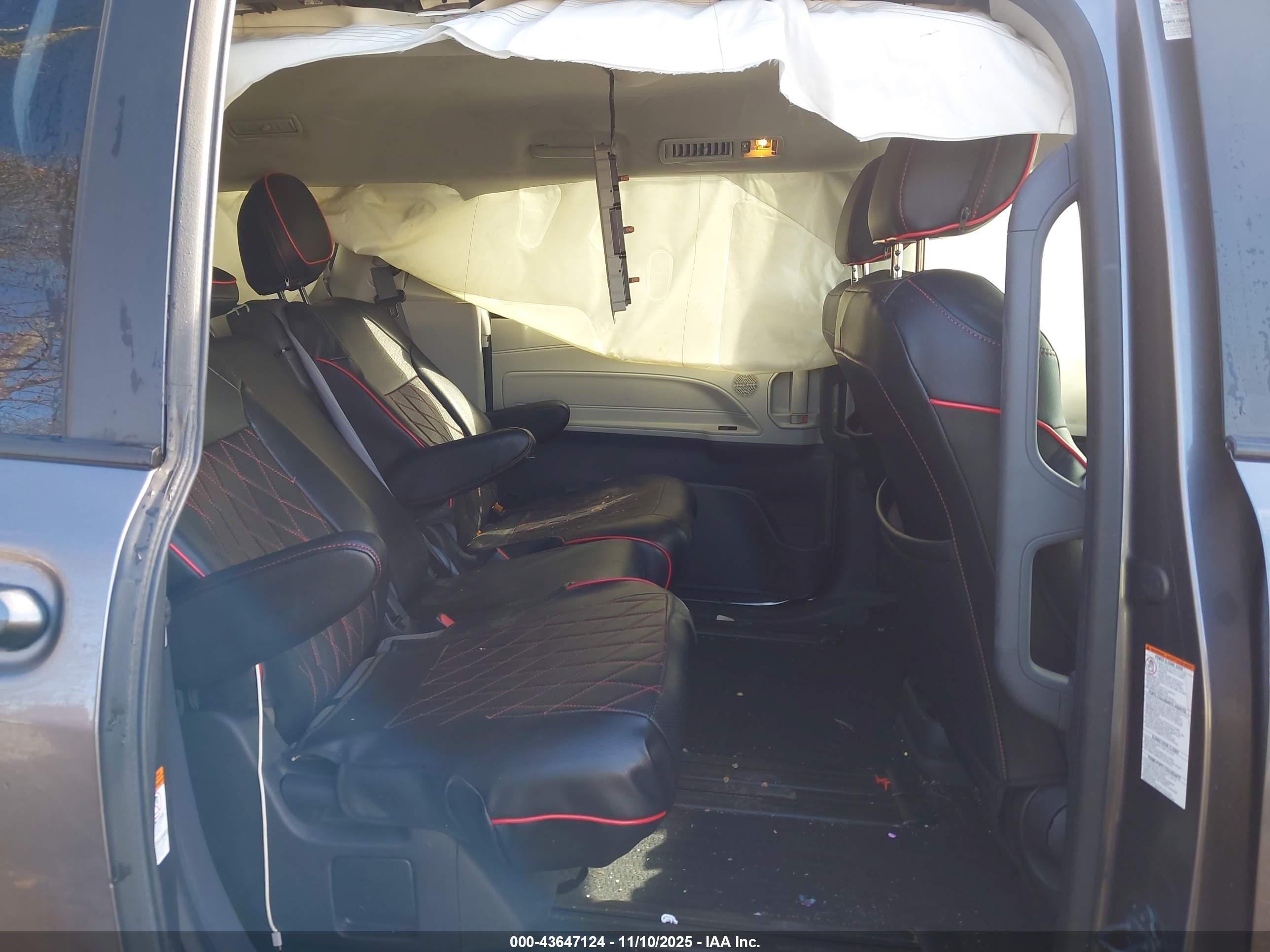 TOYOTA SIENNA image 8