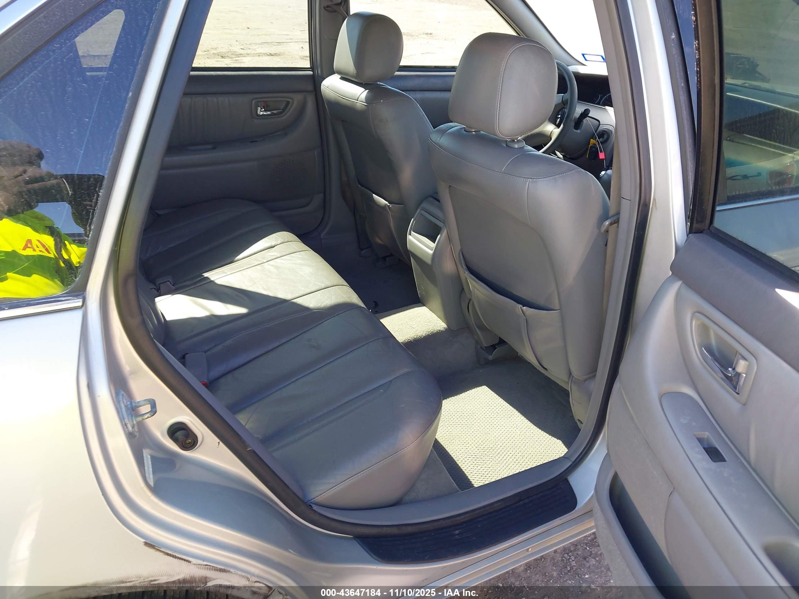 TOYOTA AVALON image 8