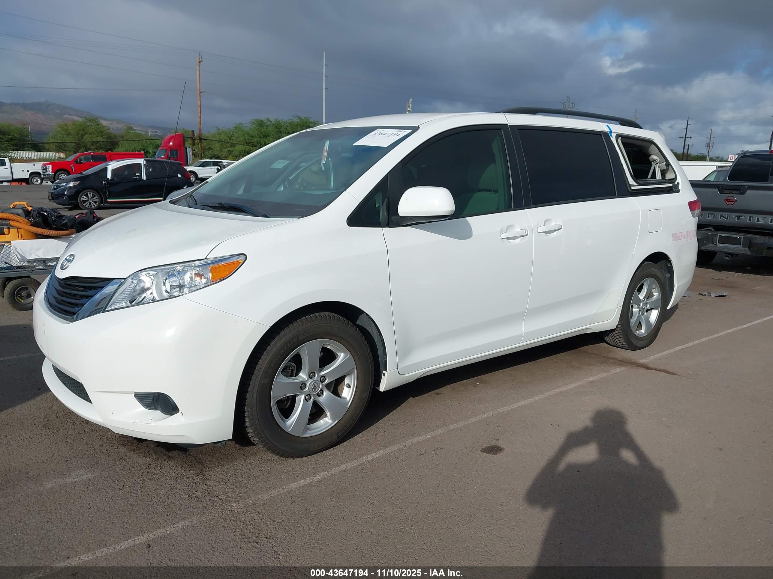 TOYOTA SIENNA image 2