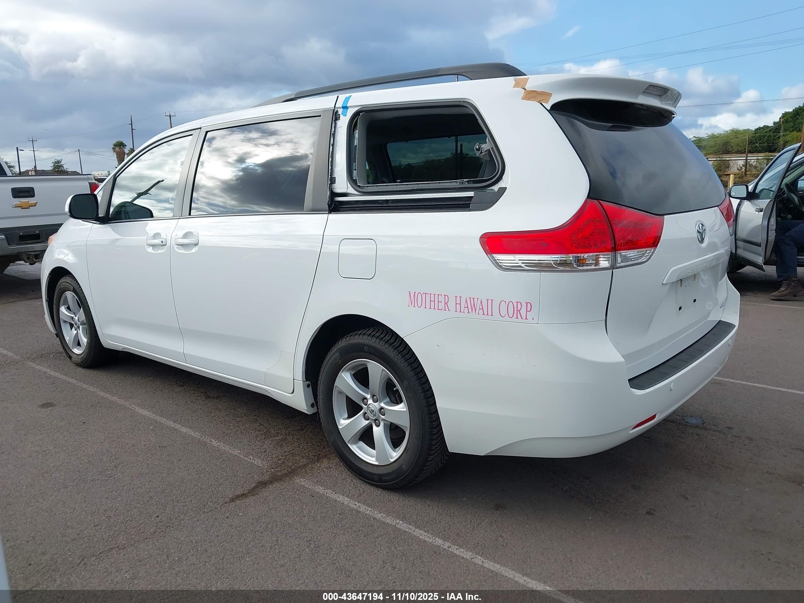 TOYOTA SIENNA image 3