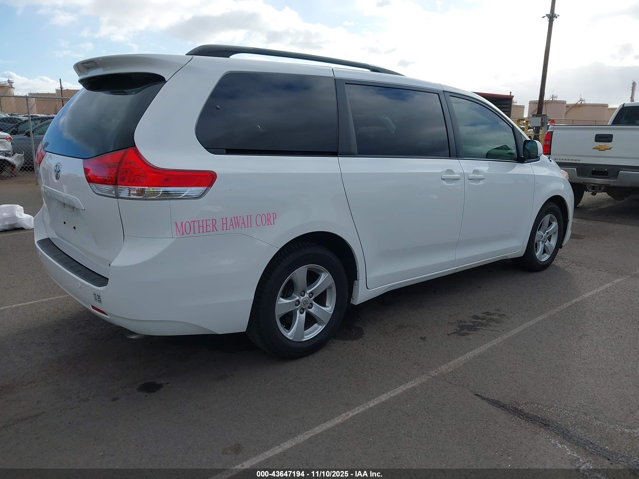 TOYOTA SIENNA image 4