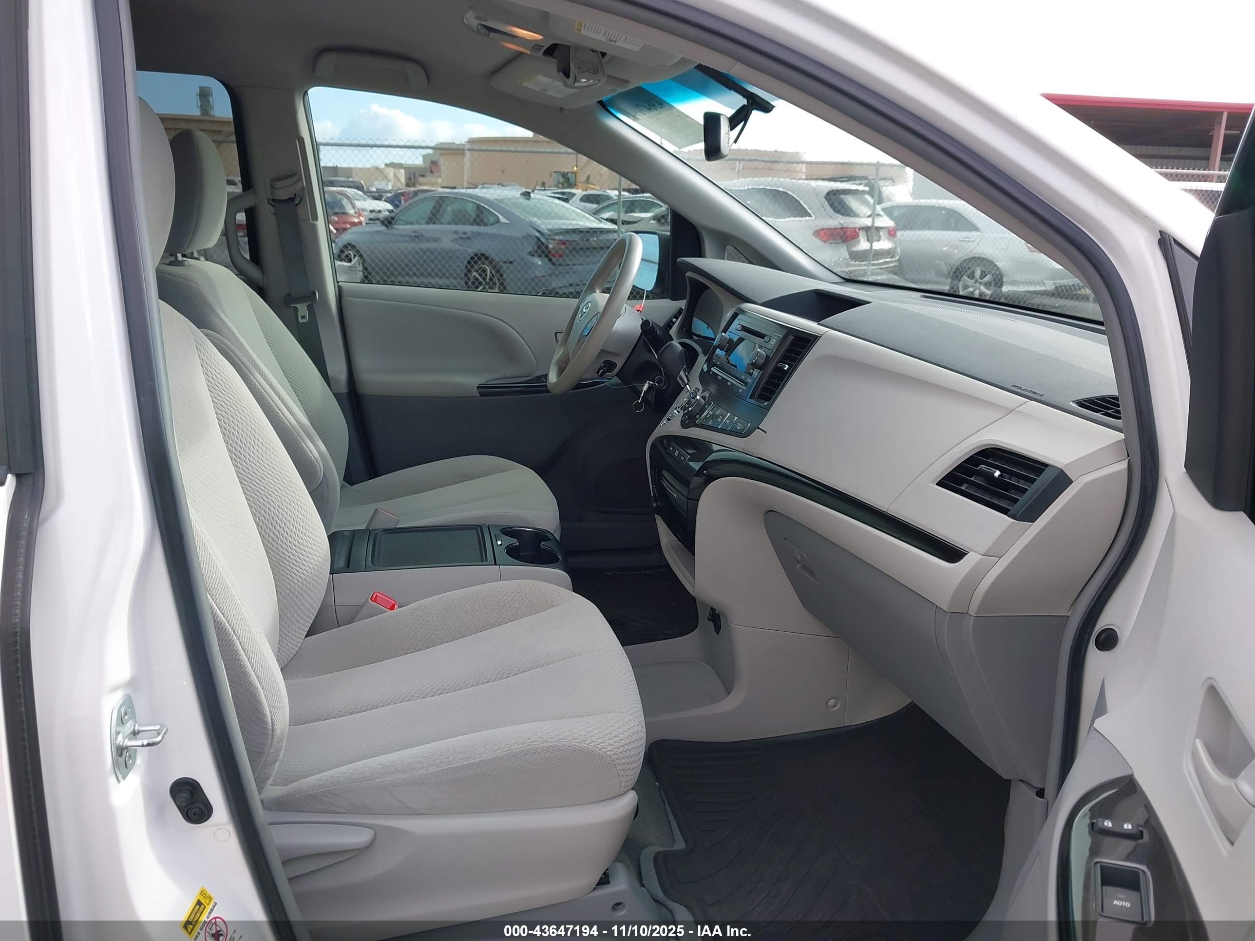 TOYOTA SIENNA image 5