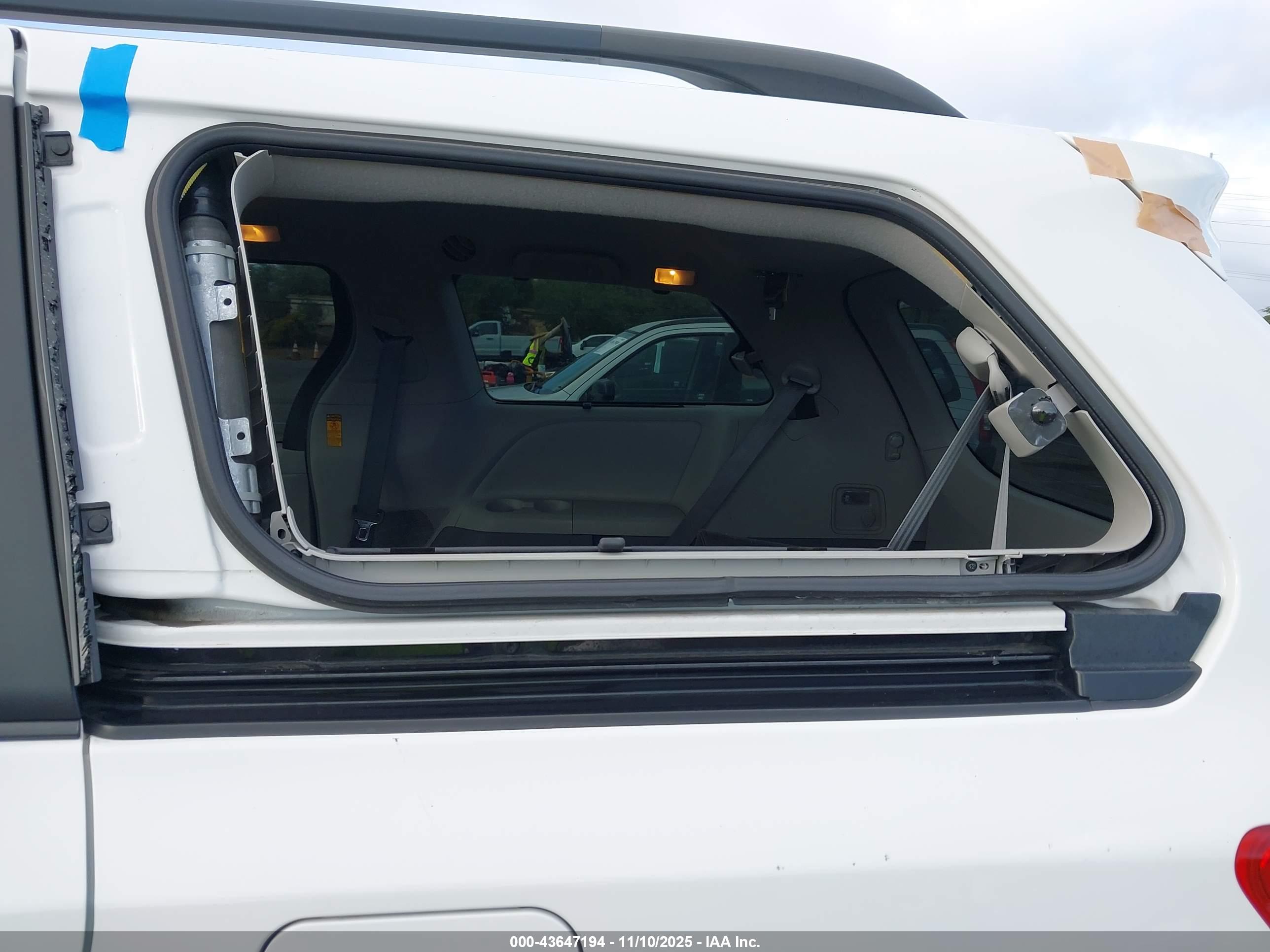 TOYOTA SIENNA image 6