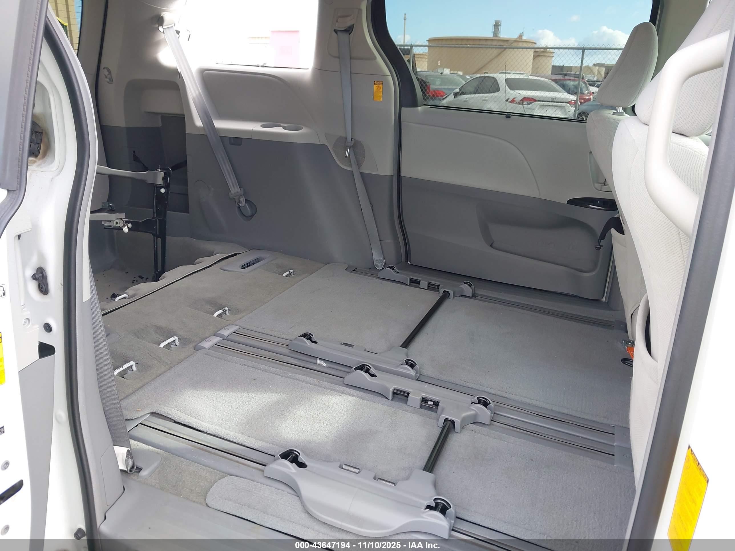 TOYOTA SIENNA image 8