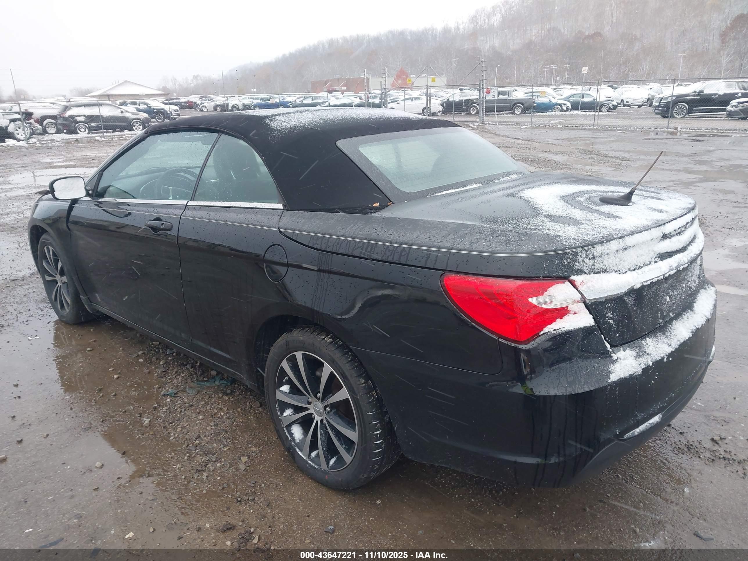 CHRYSLER 200 image 3