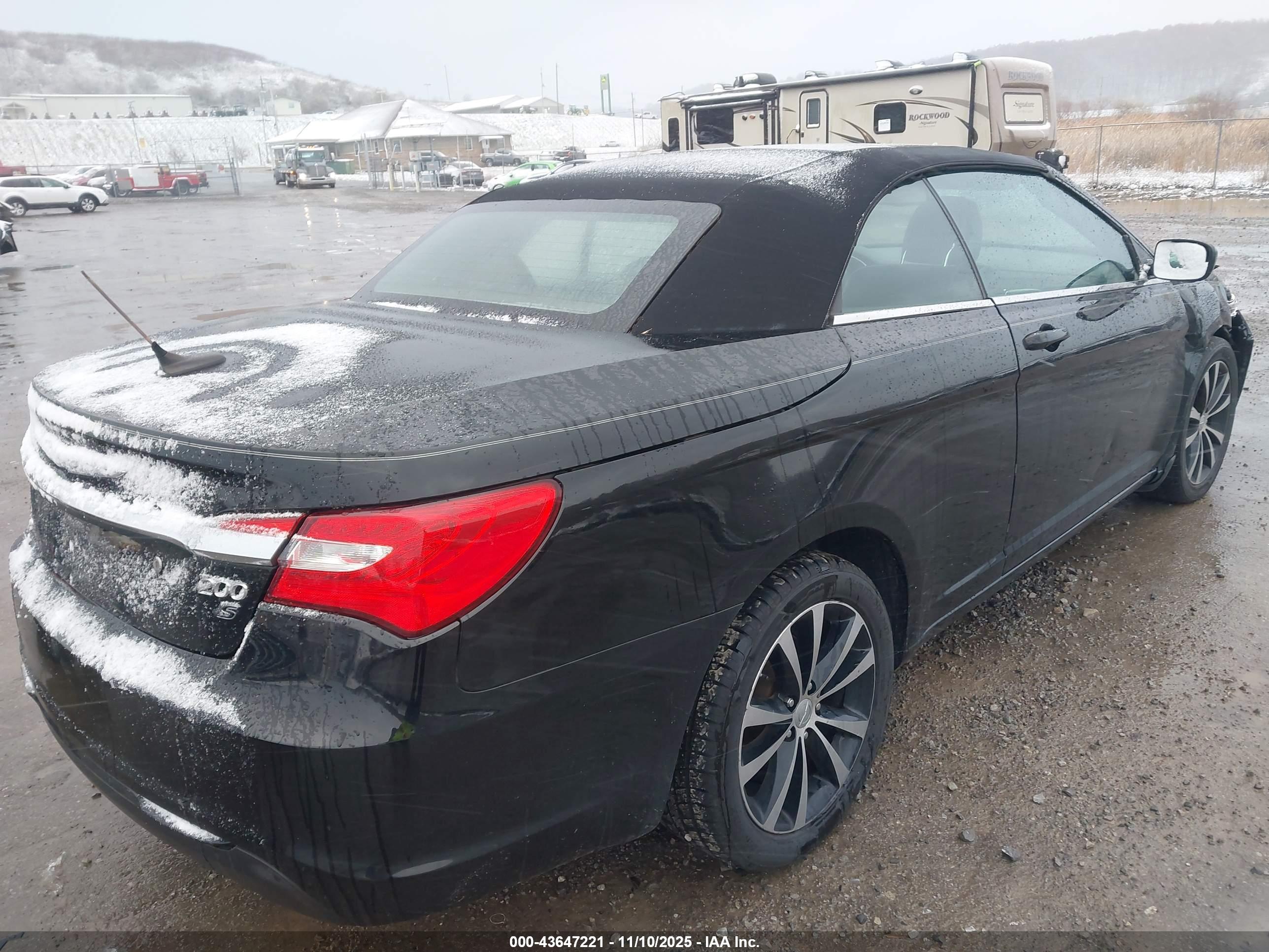 CHRYSLER 200 image 4