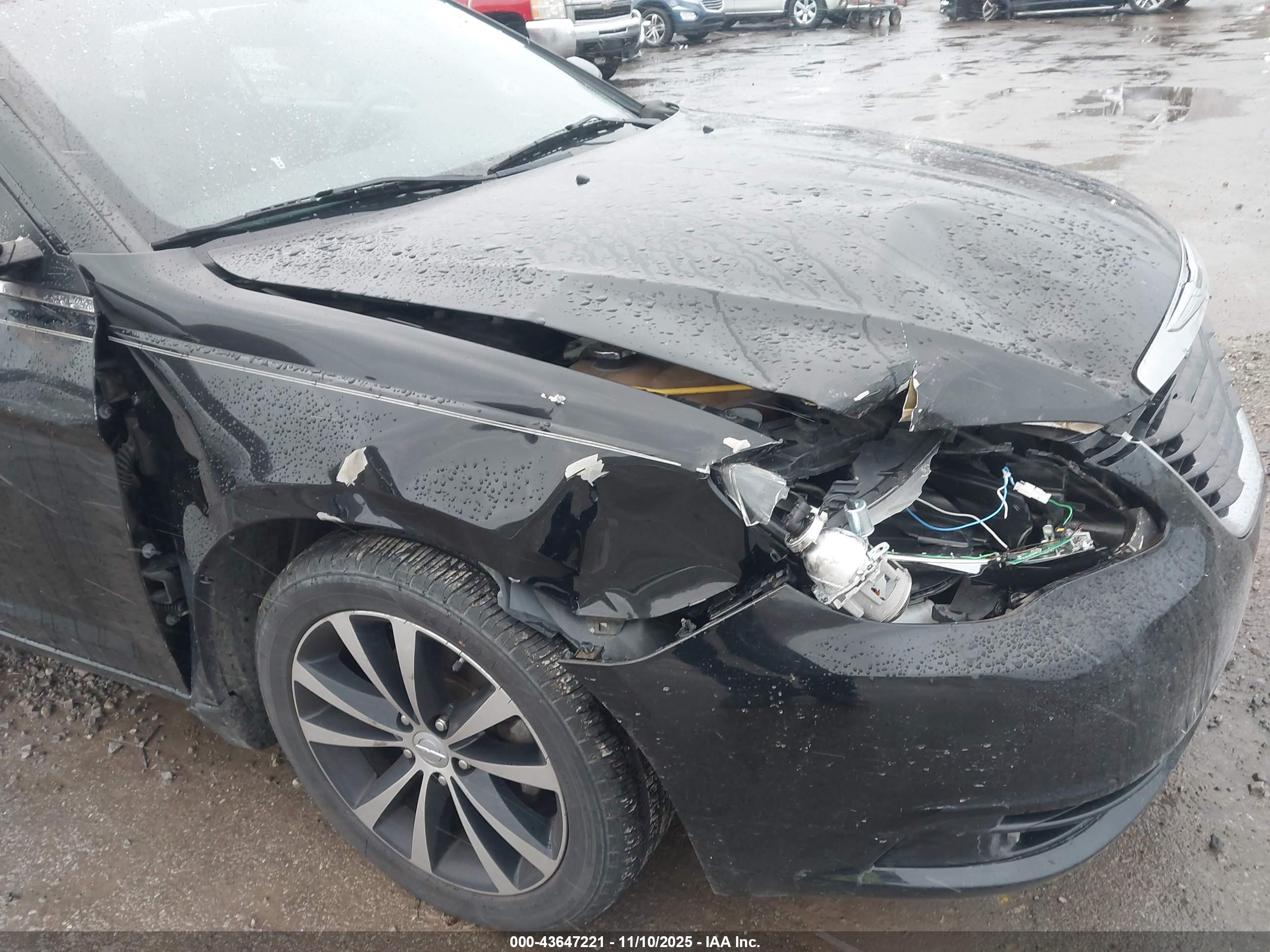 CHRYSLER 200 image 6