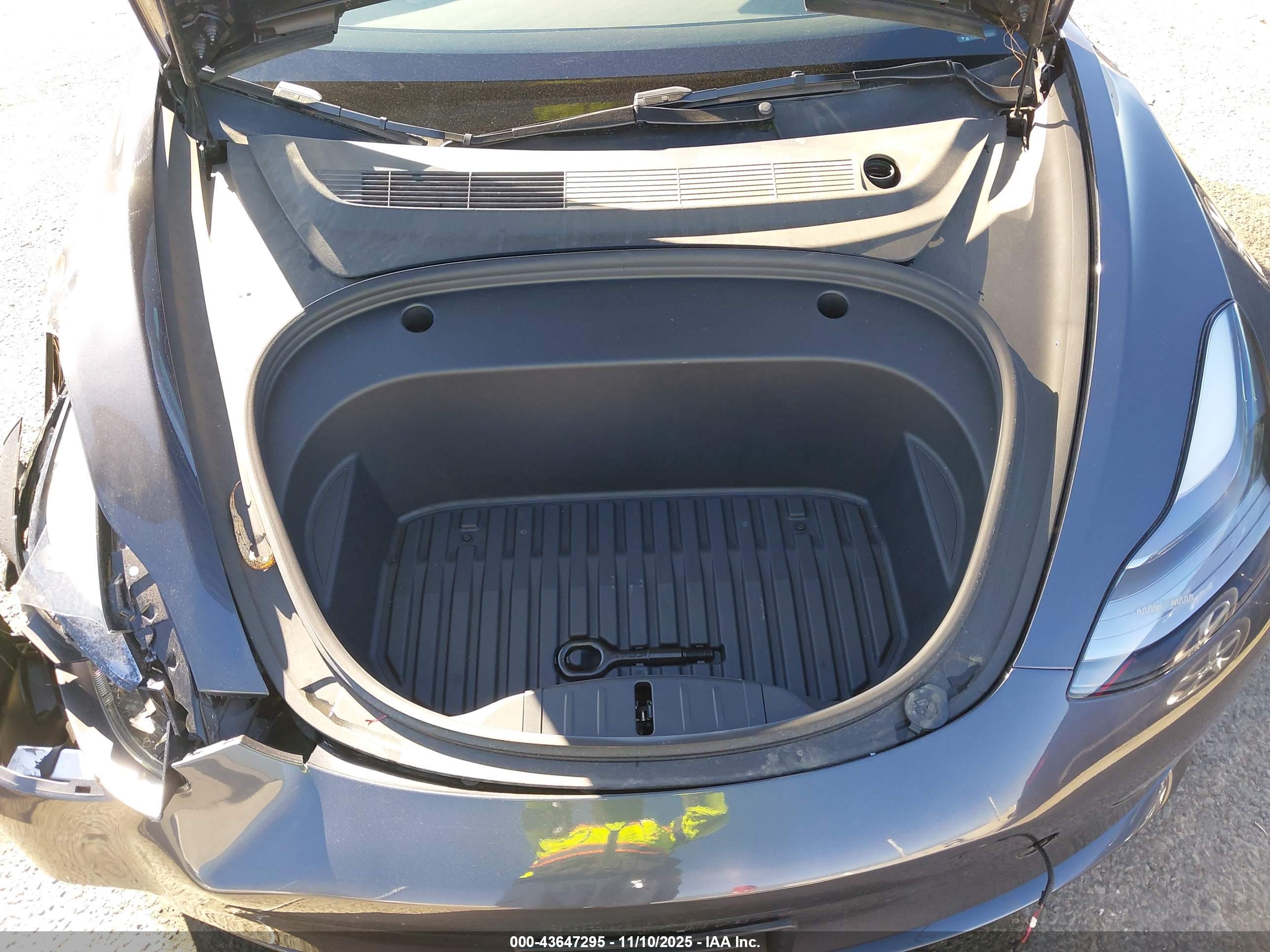 TESLA MODEL image 10