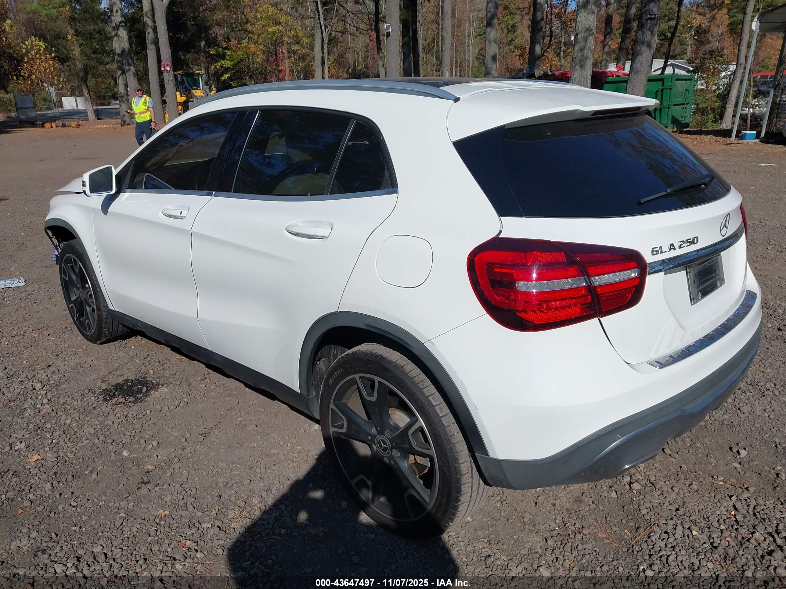 MERCEDES-BENZ GLA image 3
