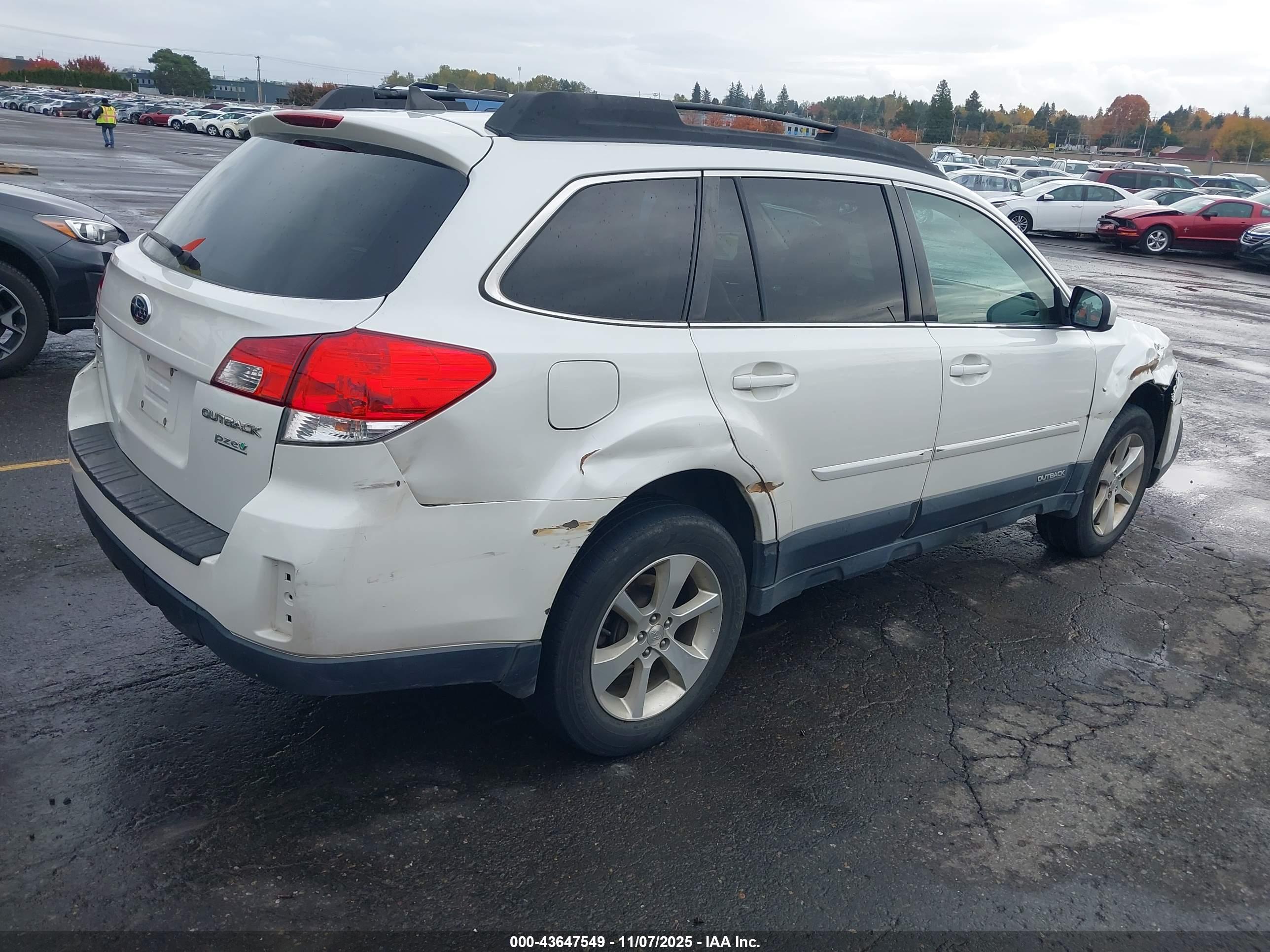 SUBARU OUTBACK image 4