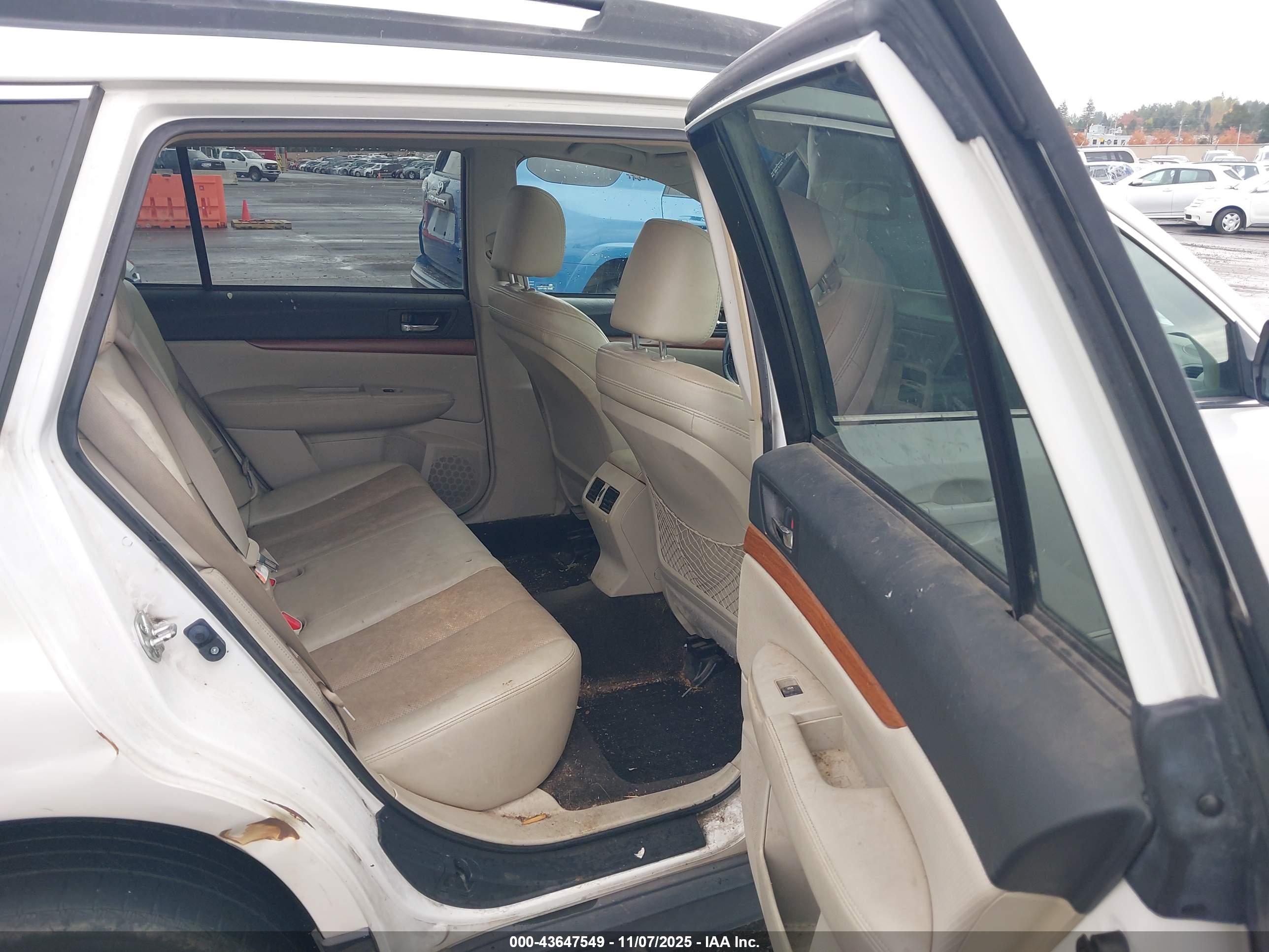 SUBARU OUTBACK image 8