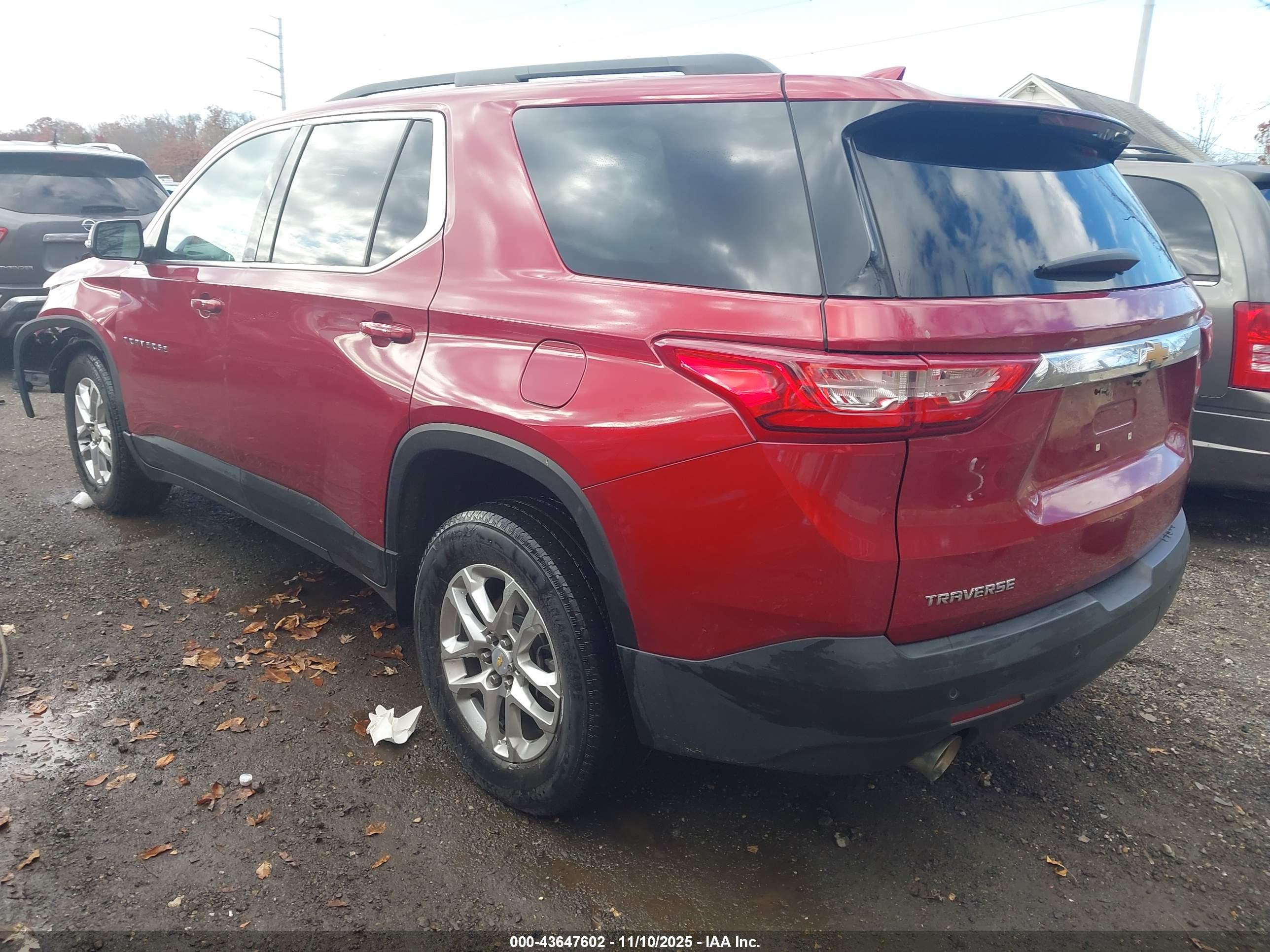 CHEVROLET TRAVERSE image 3