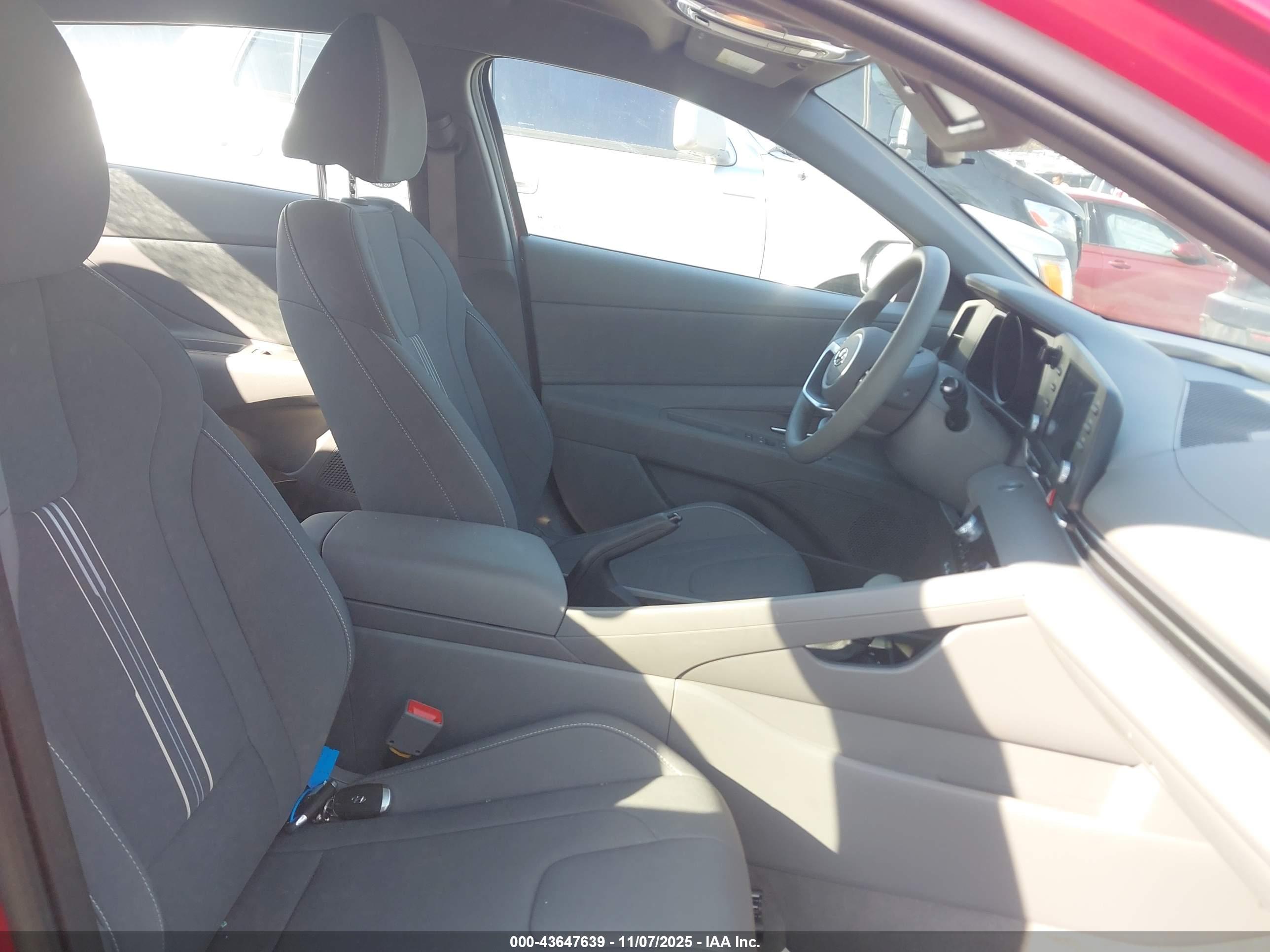 HYUNDAI ELANTRA image 5