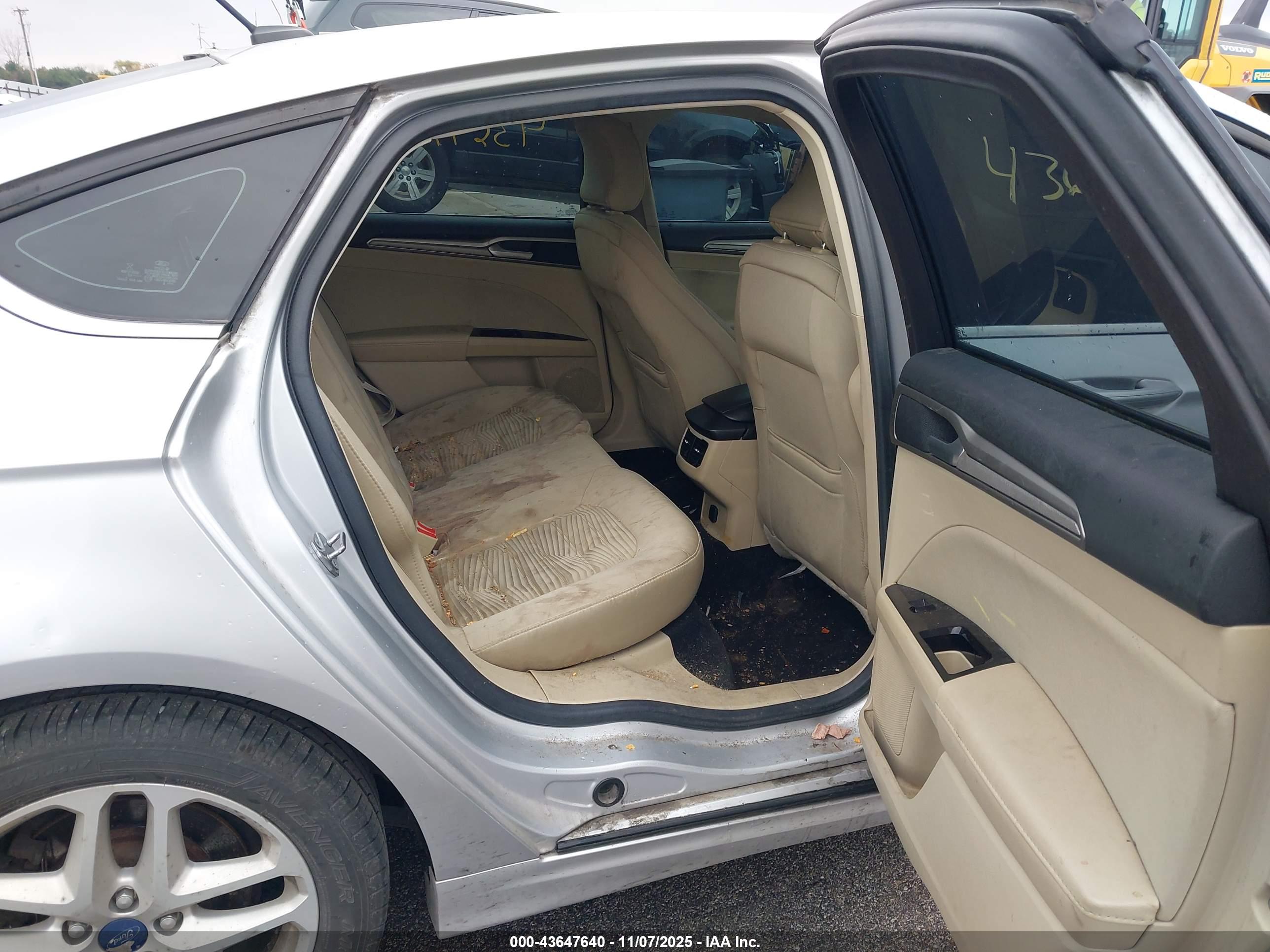 FORD FUSION image 8
