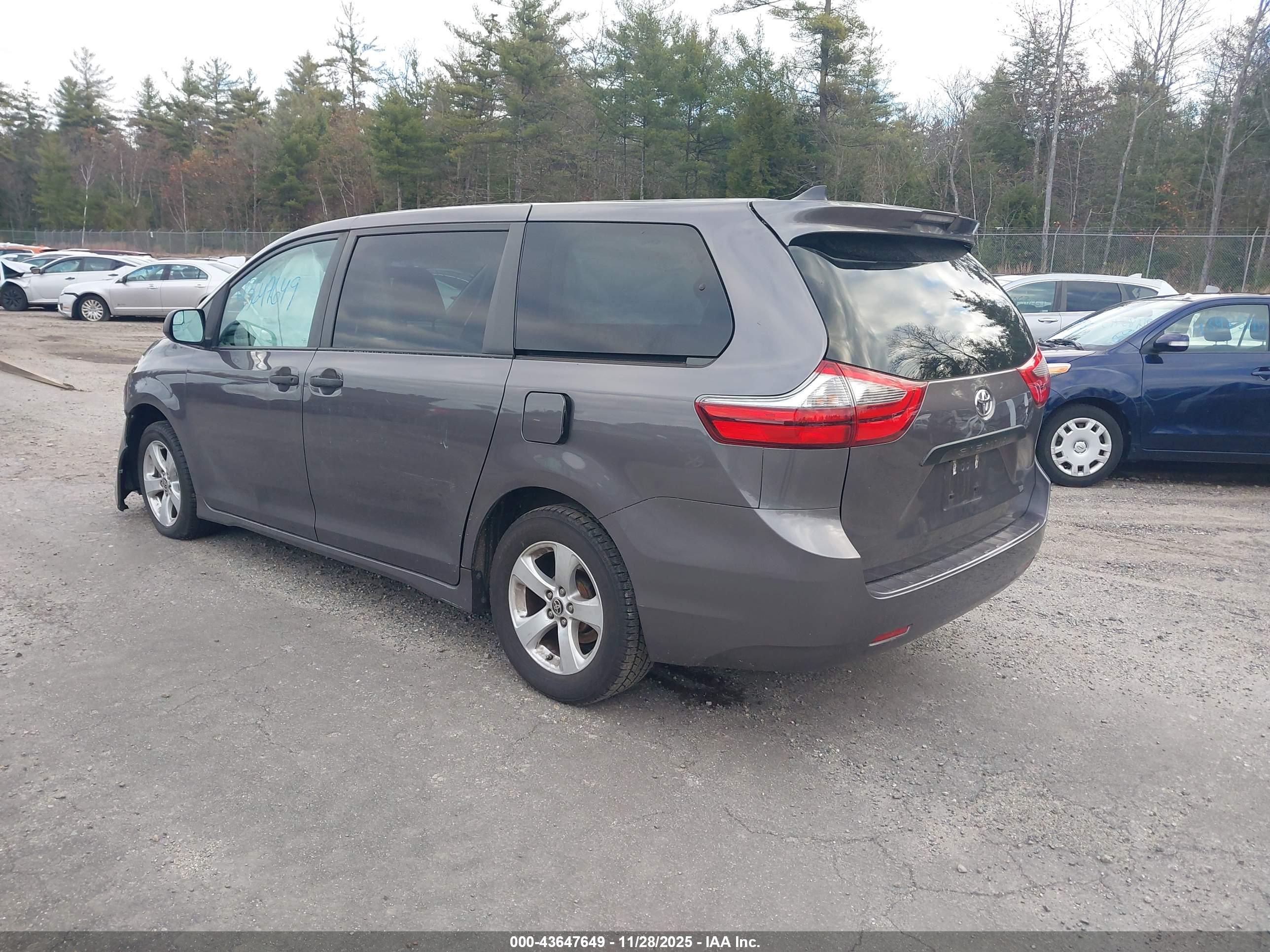 TOYOTA SIENNA image 3