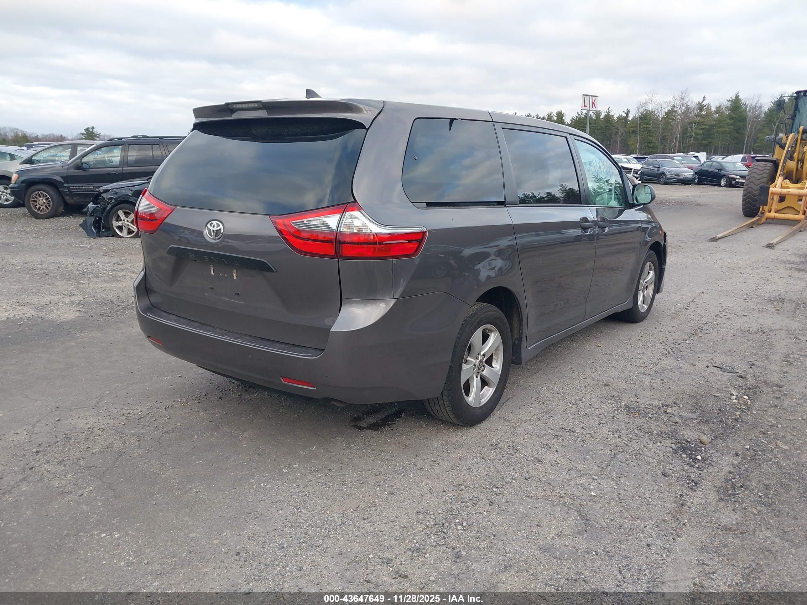 TOYOTA SIENNA image 4