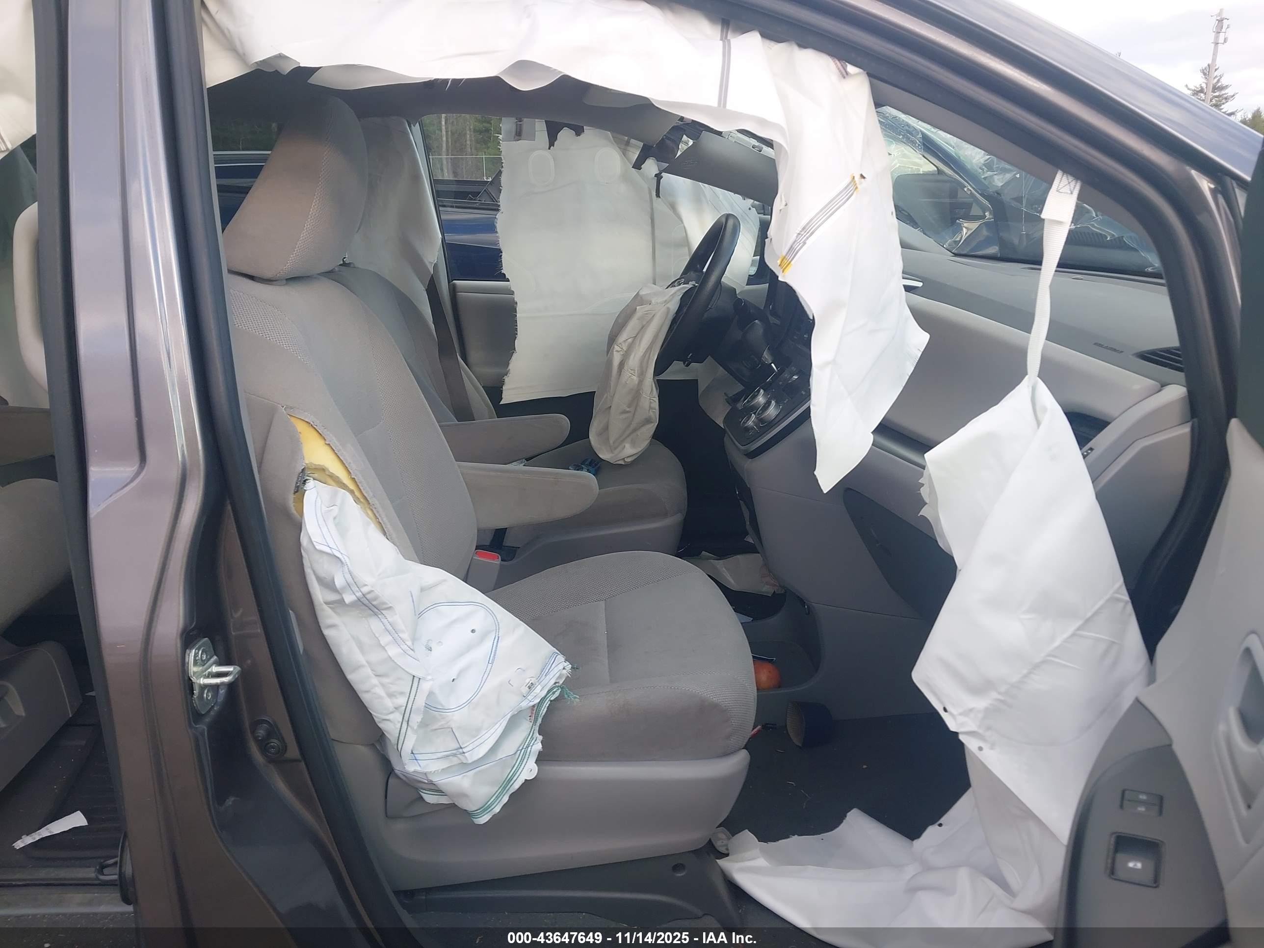 TOYOTA SIENNA image 5