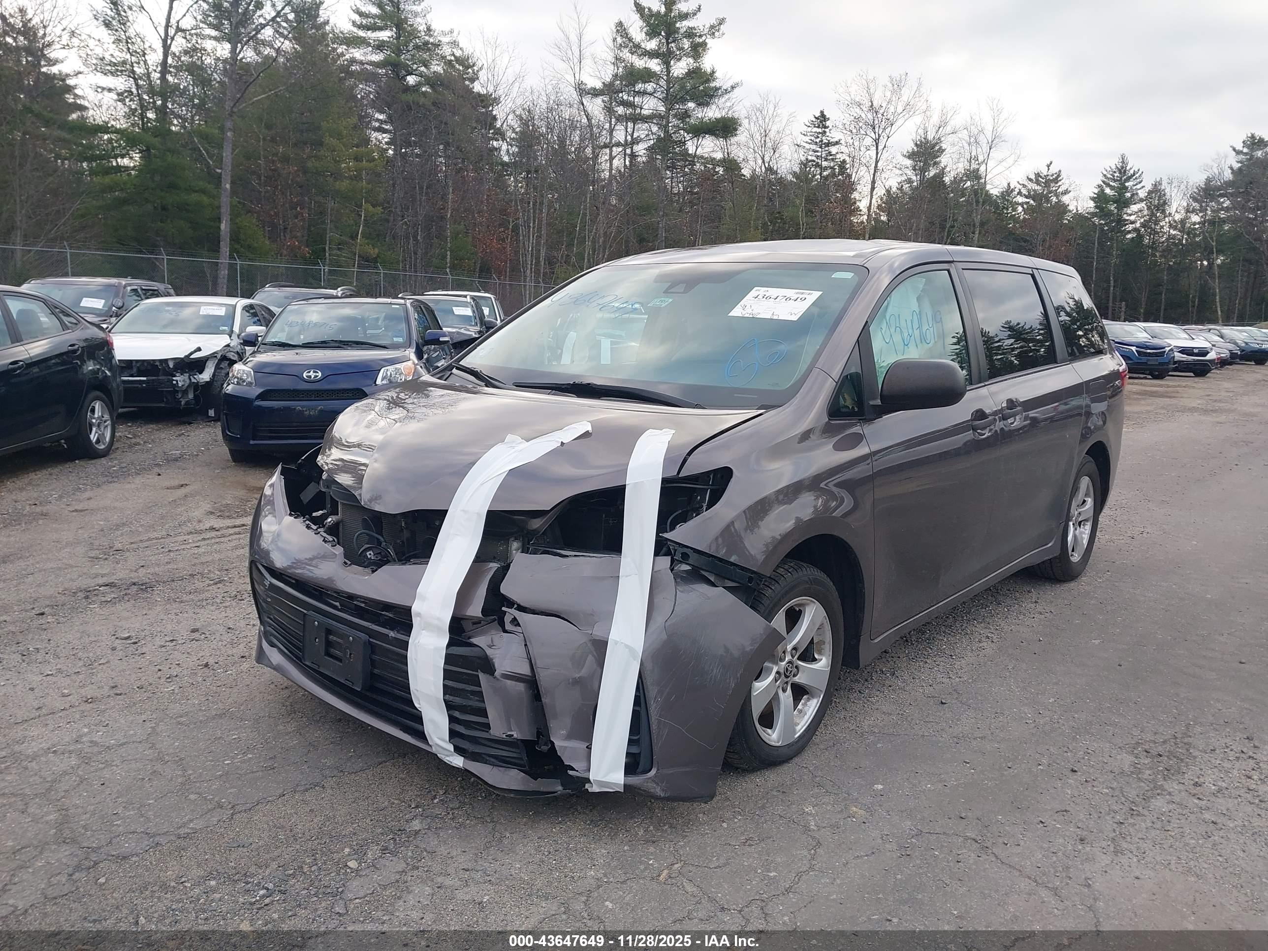 TOYOTA SIENNA image 6