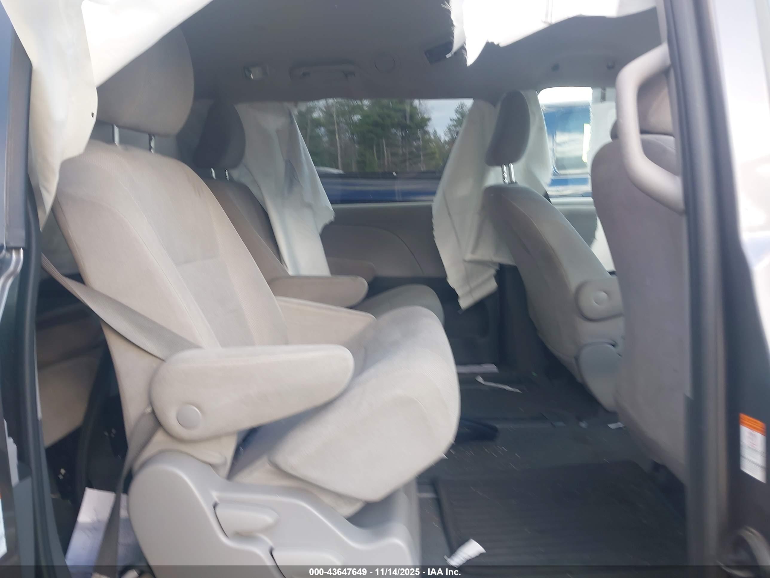 TOYOTA SIENNA image 8