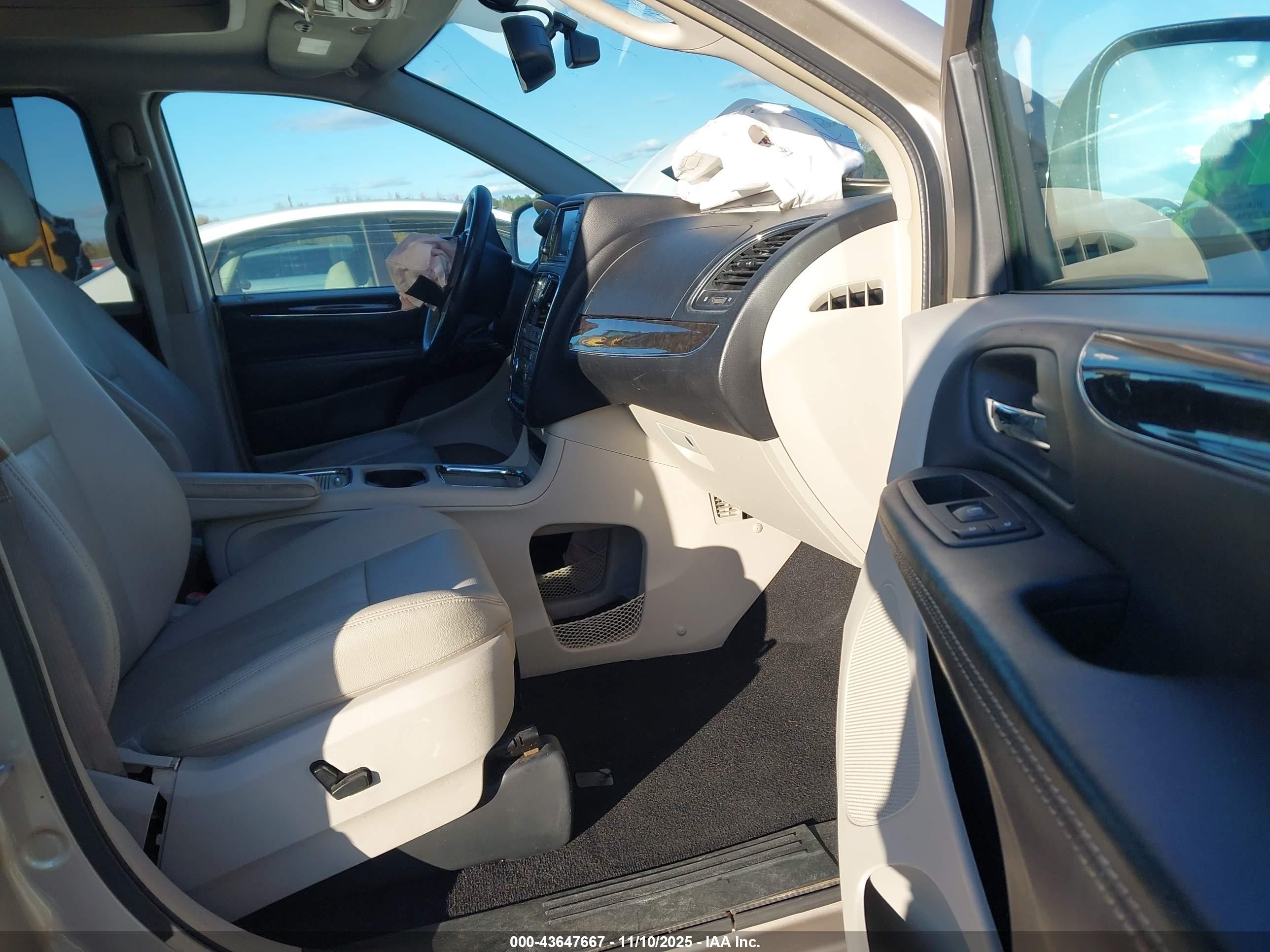 CHRYSLER TOWN image 5