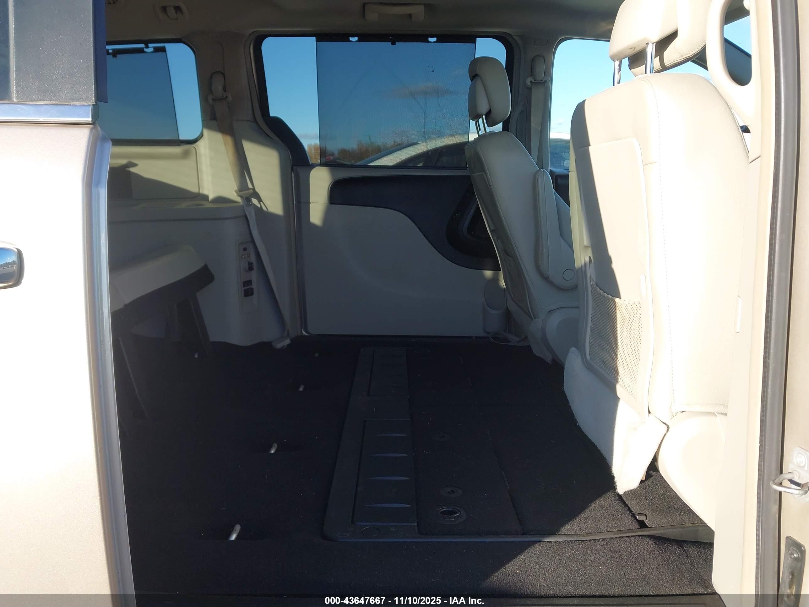 CHRYSLER TOWN image 8