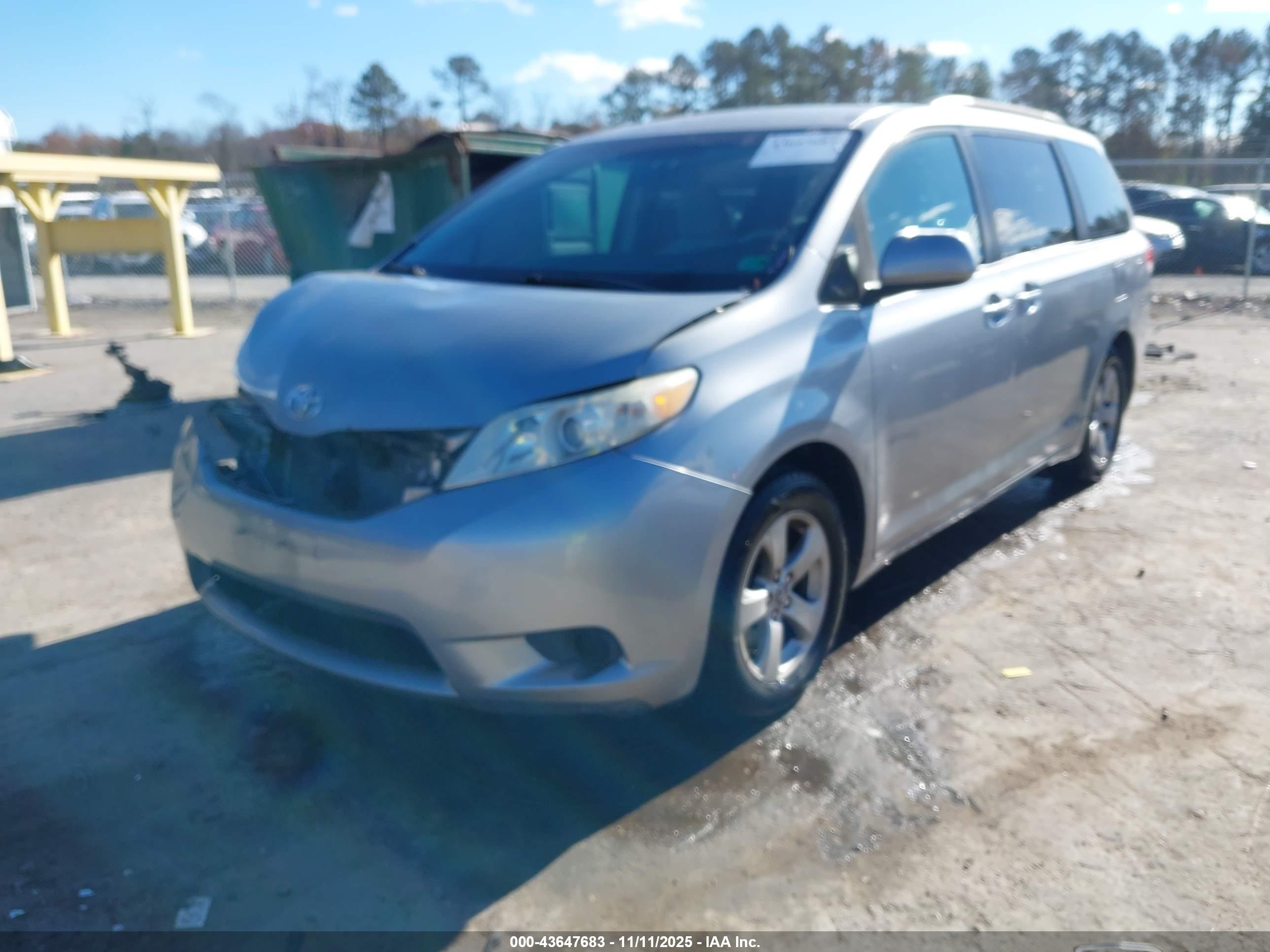 TOYOTA SIENNA image 2