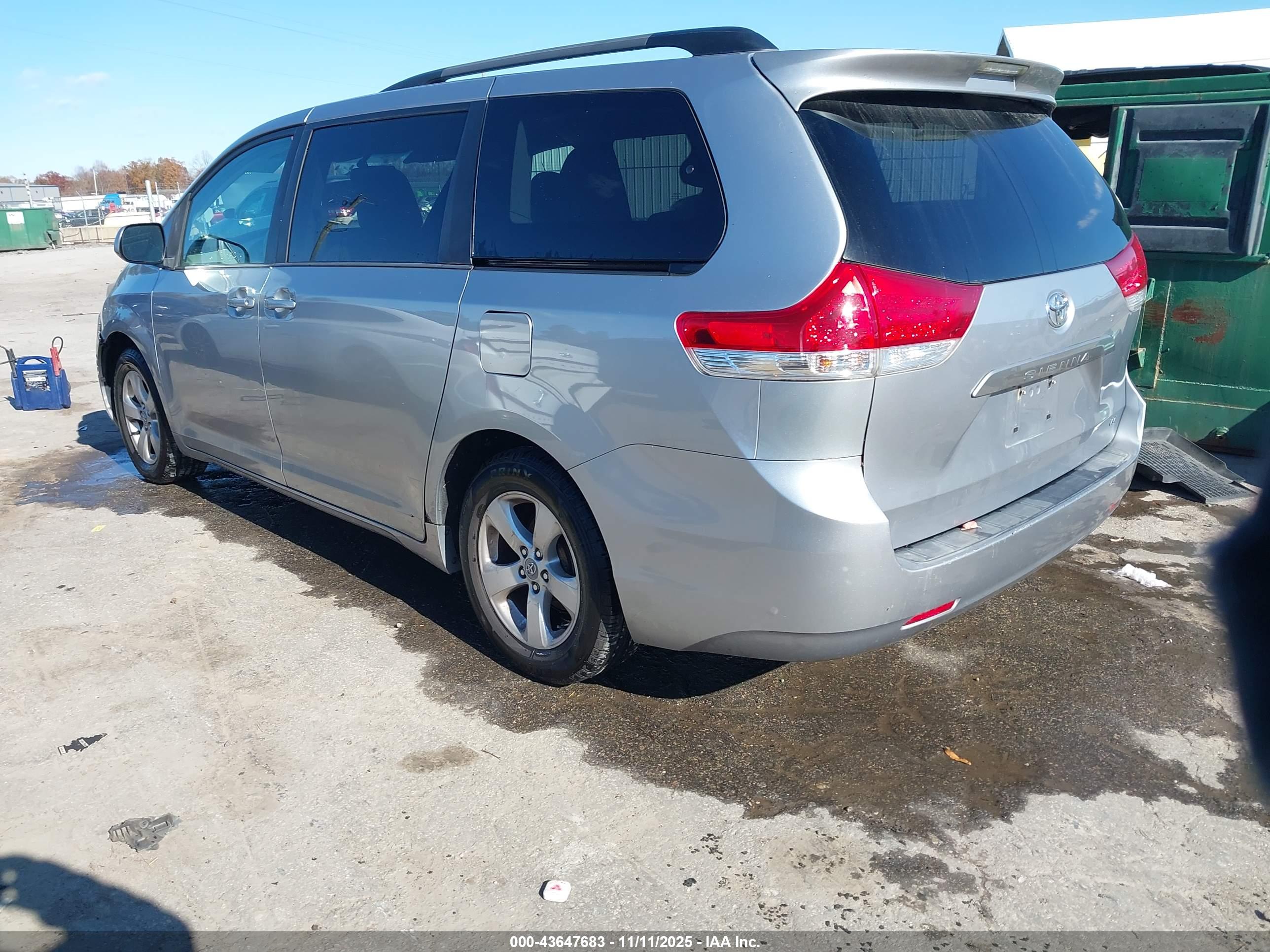 TOYOTA SIENNA image 3