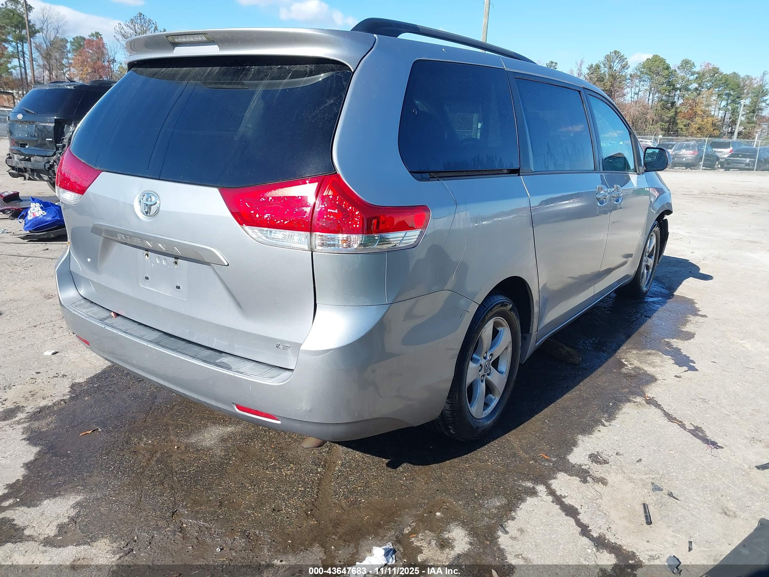 TOYOTA SIENNA image 4