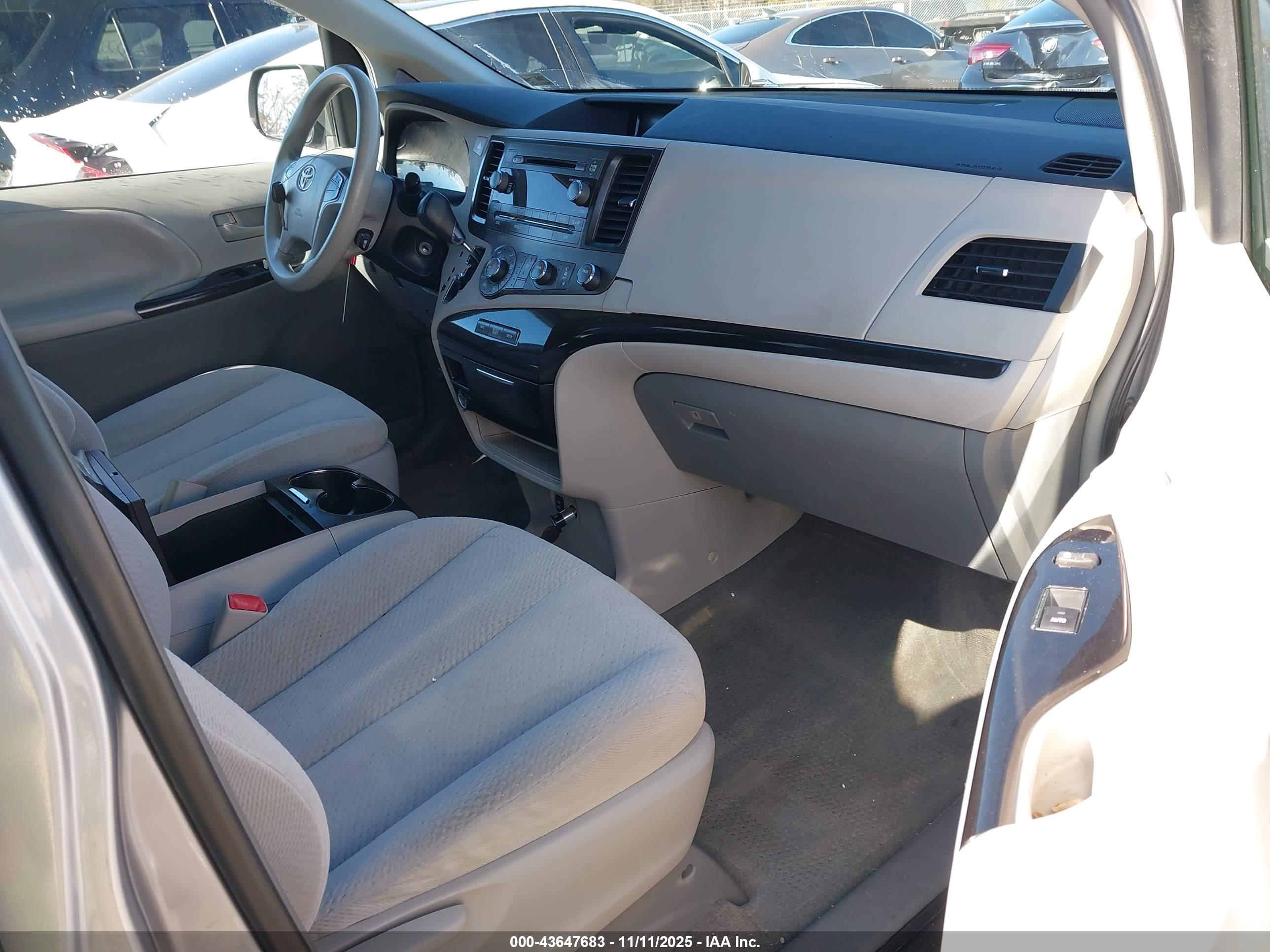 TOYOTA SIENNA image 5