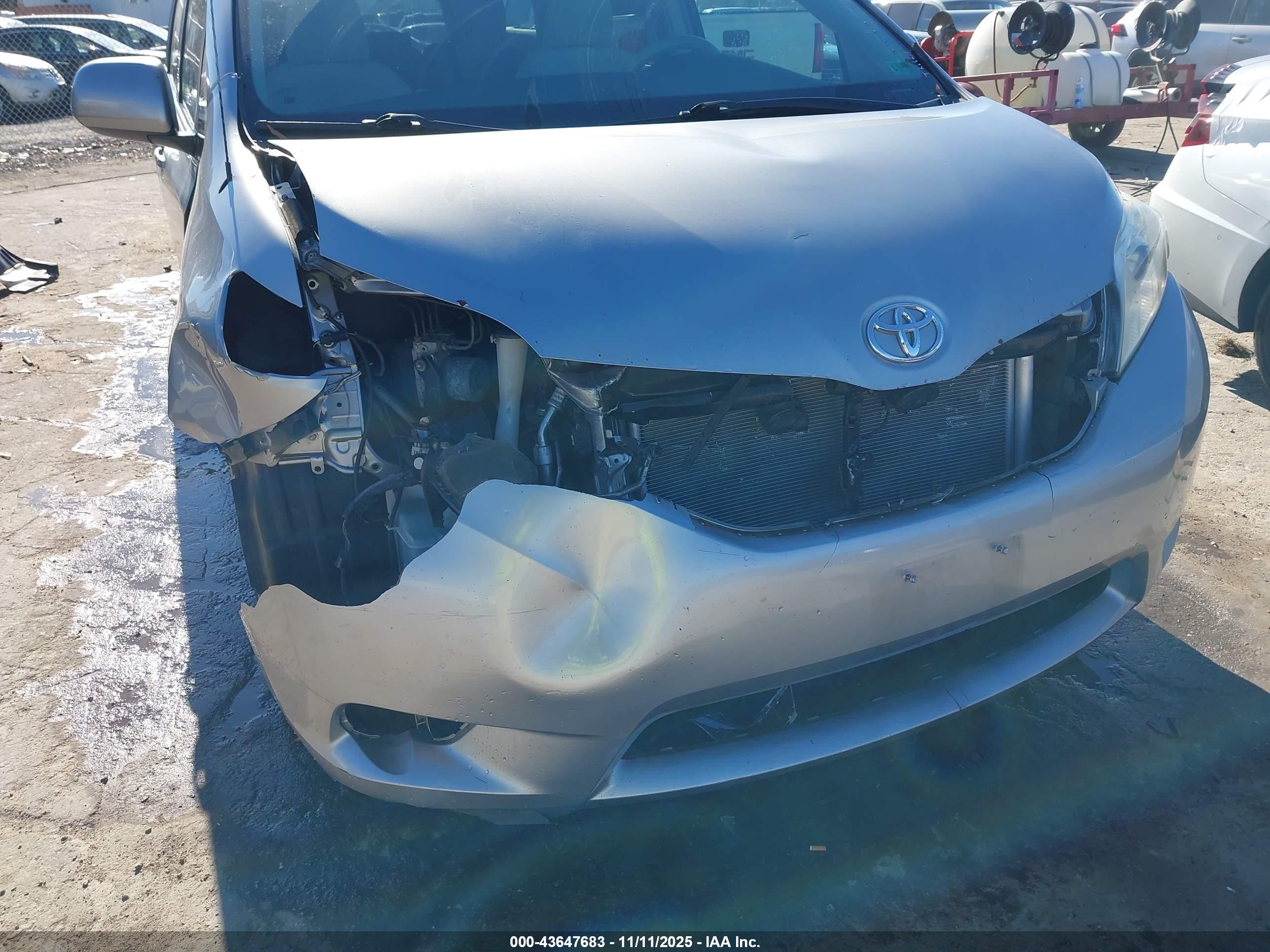 TOYOTA SIENNA image 6
