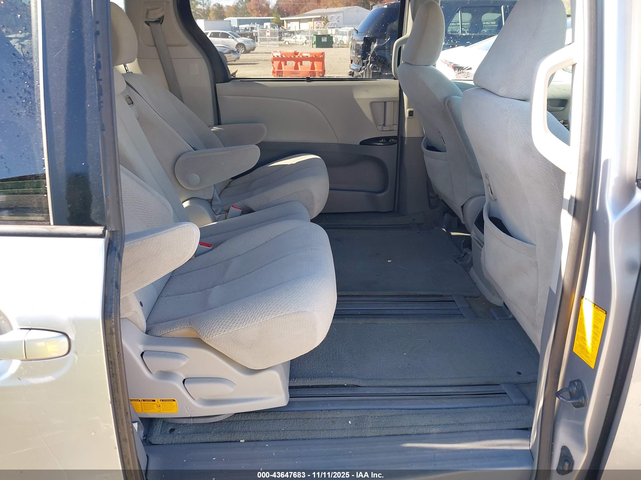 TOYOTA SIENNA image 8