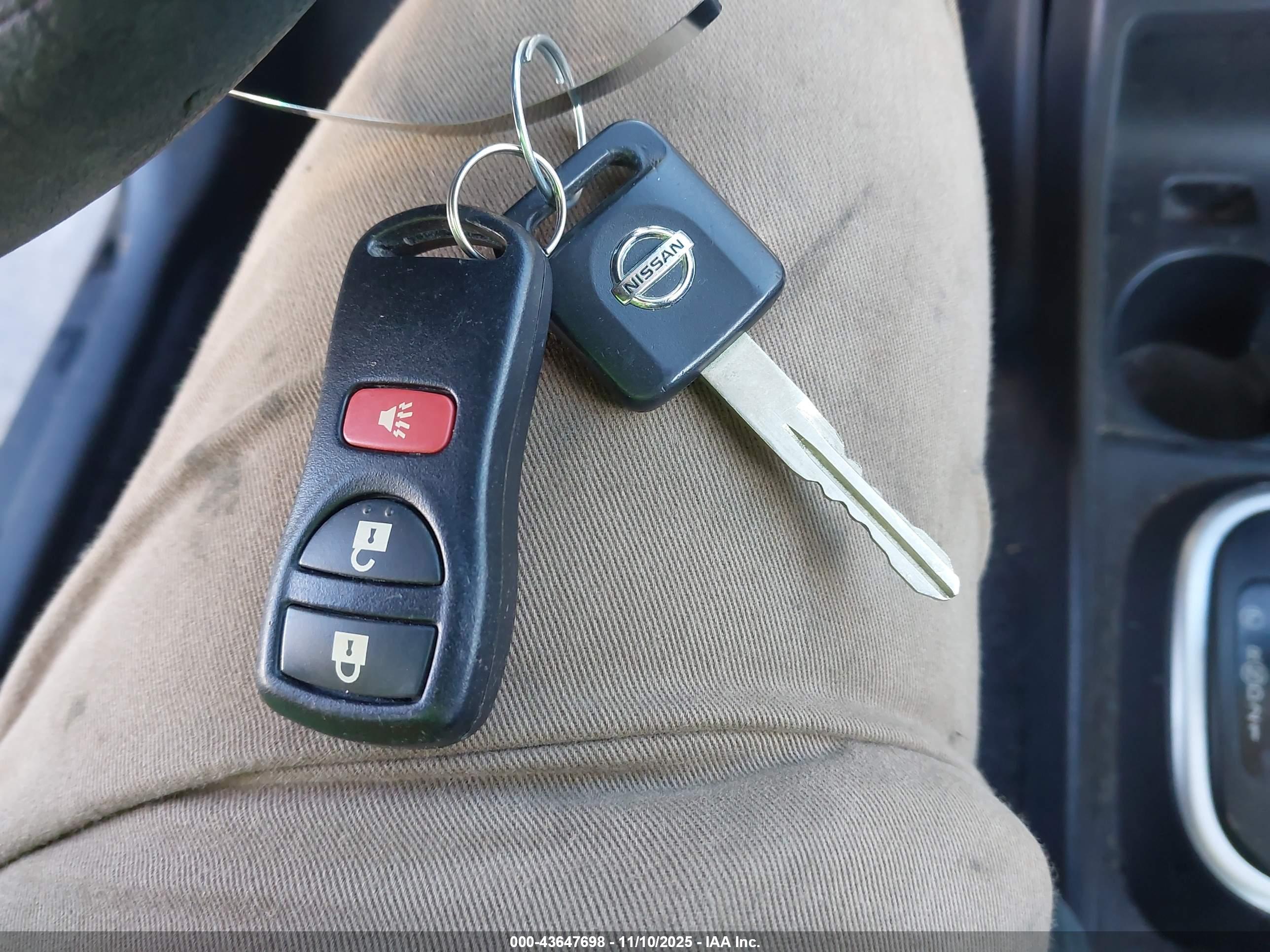 NISSAN VERSA image 11