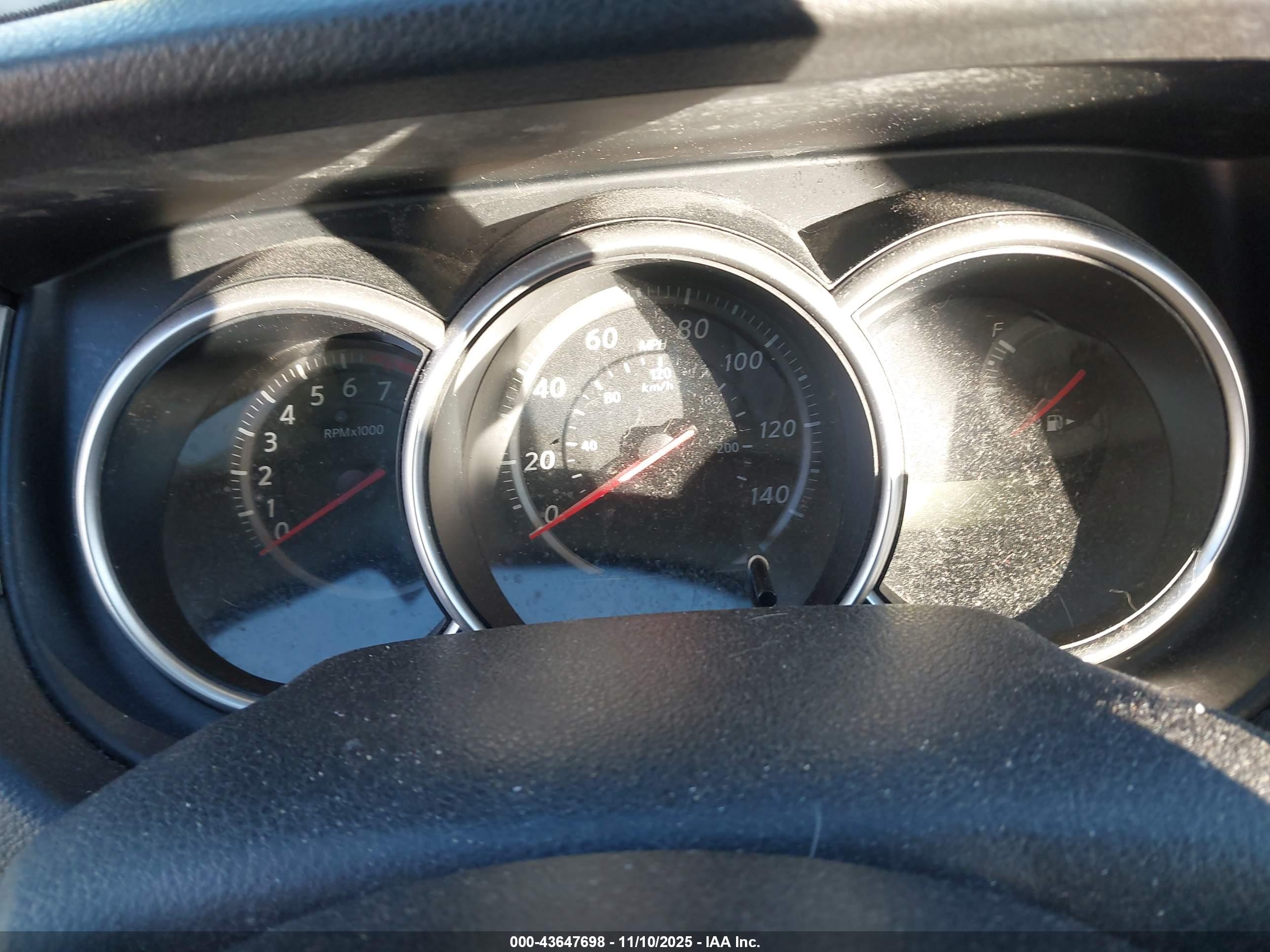 NISSAN VERSA image 7