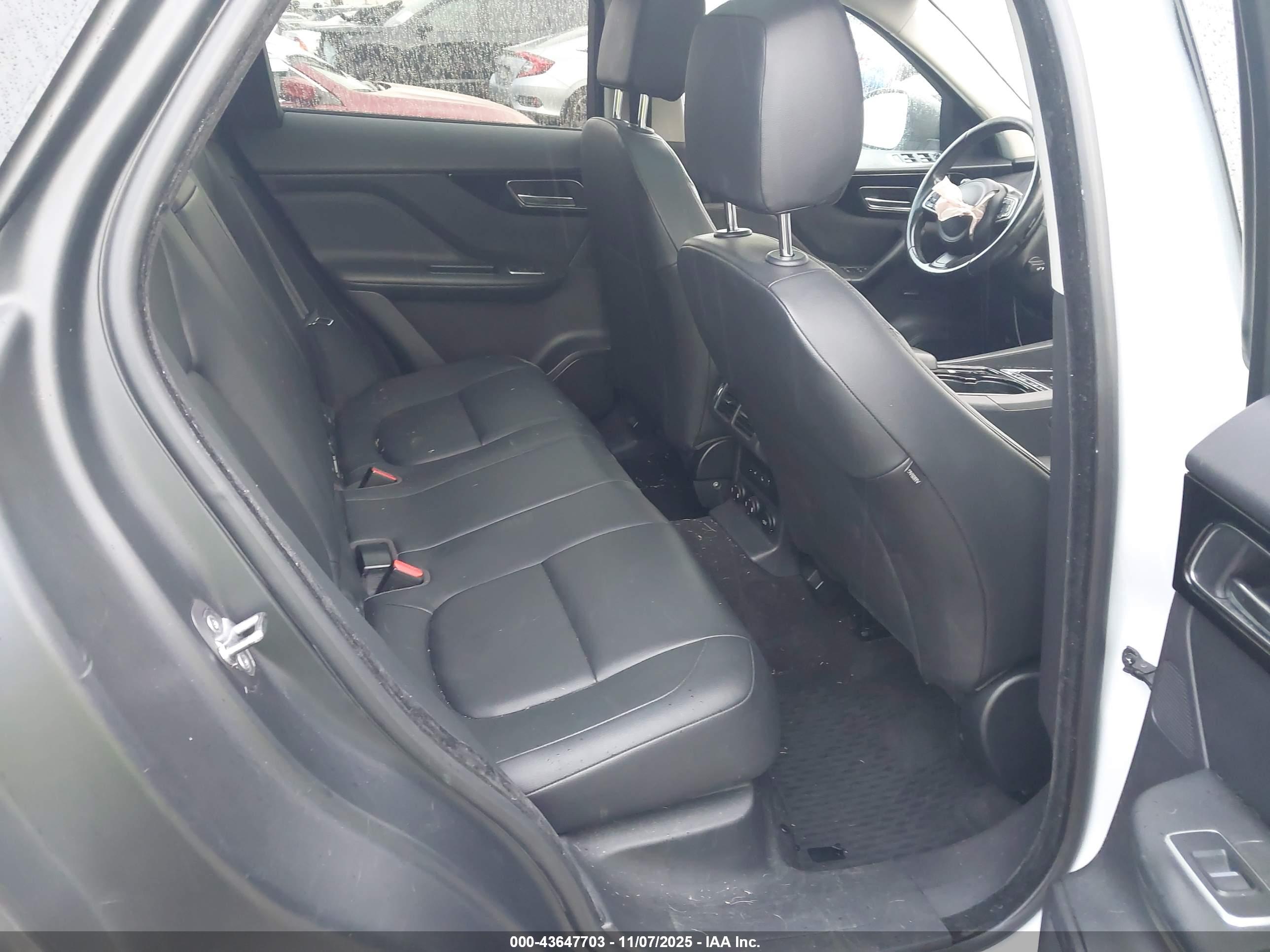 JAGUAR F-PACE image 8