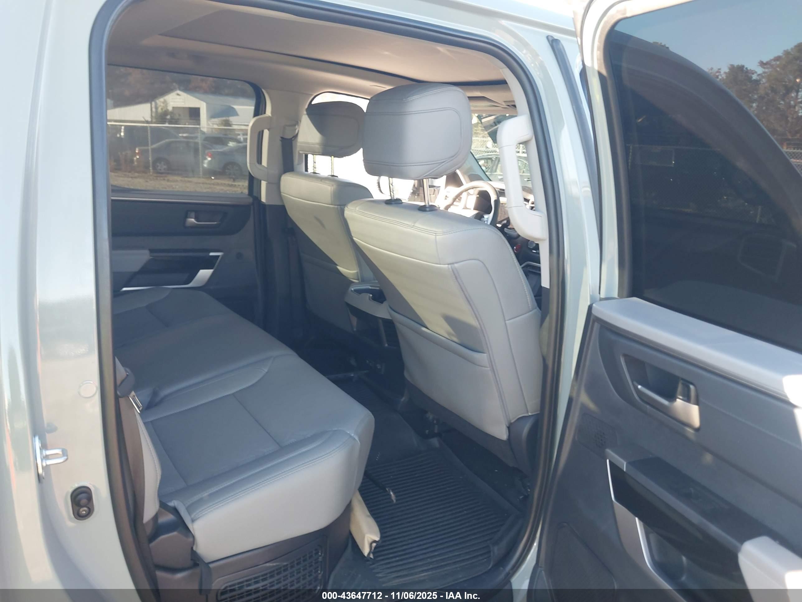 TOYOTA TUNDRA image 8