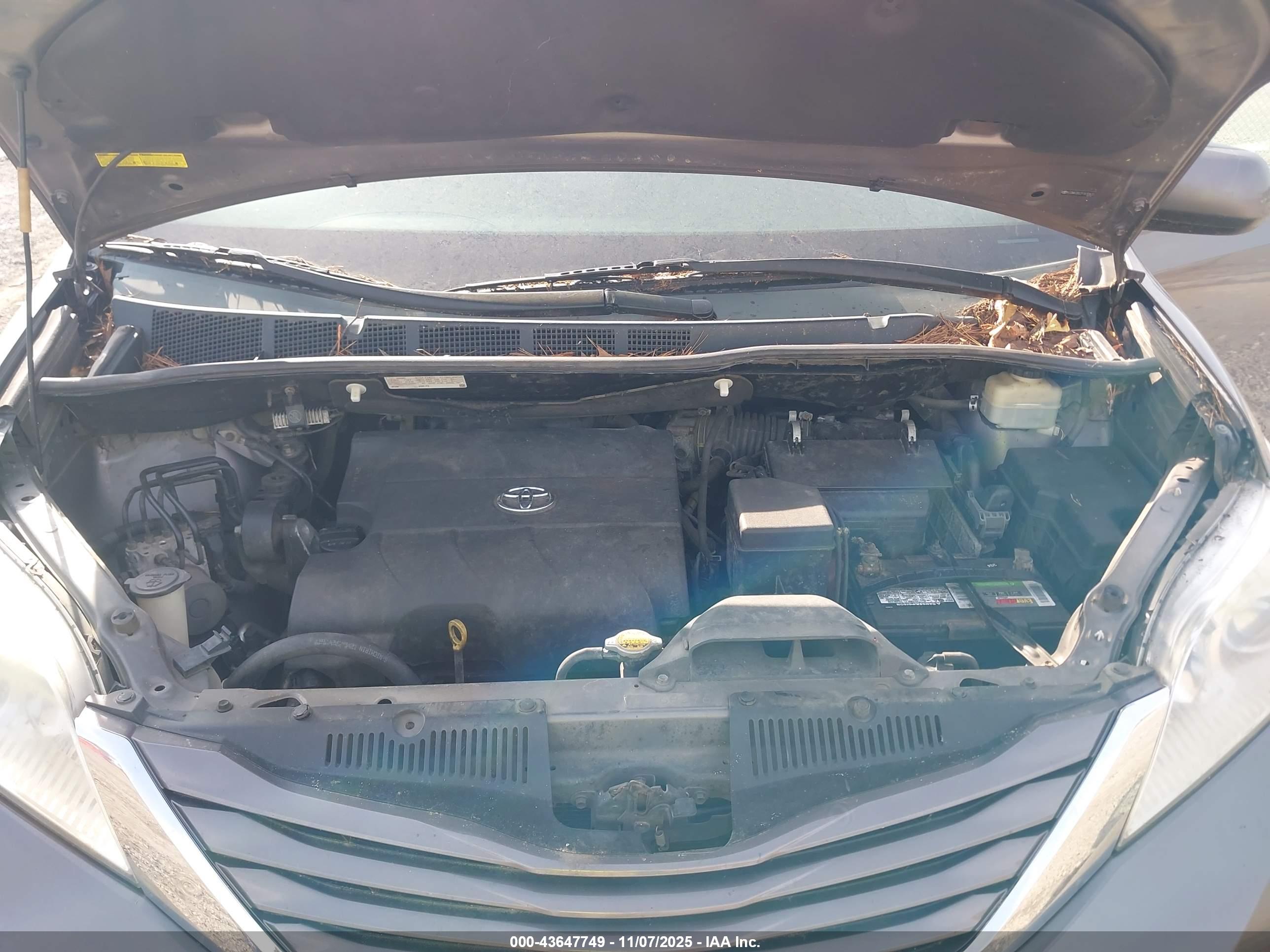 TOYOTA SIENNA image 10