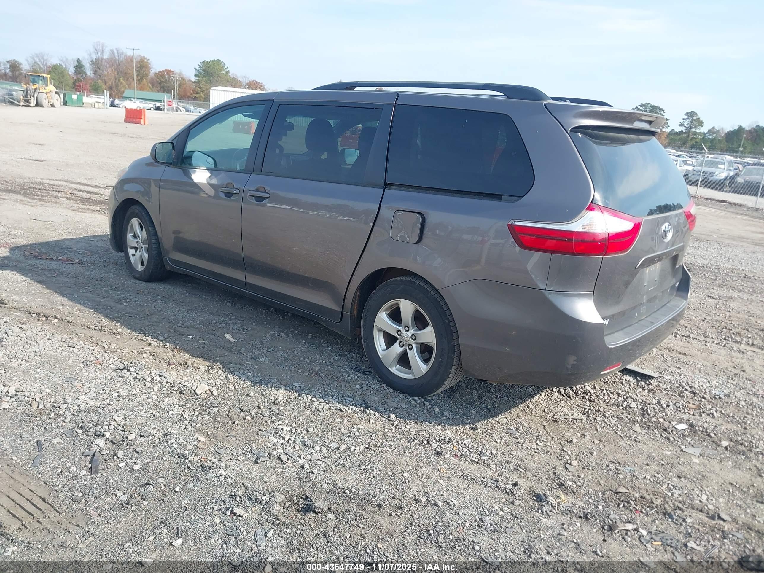 TOYOTA SIENNA image 3