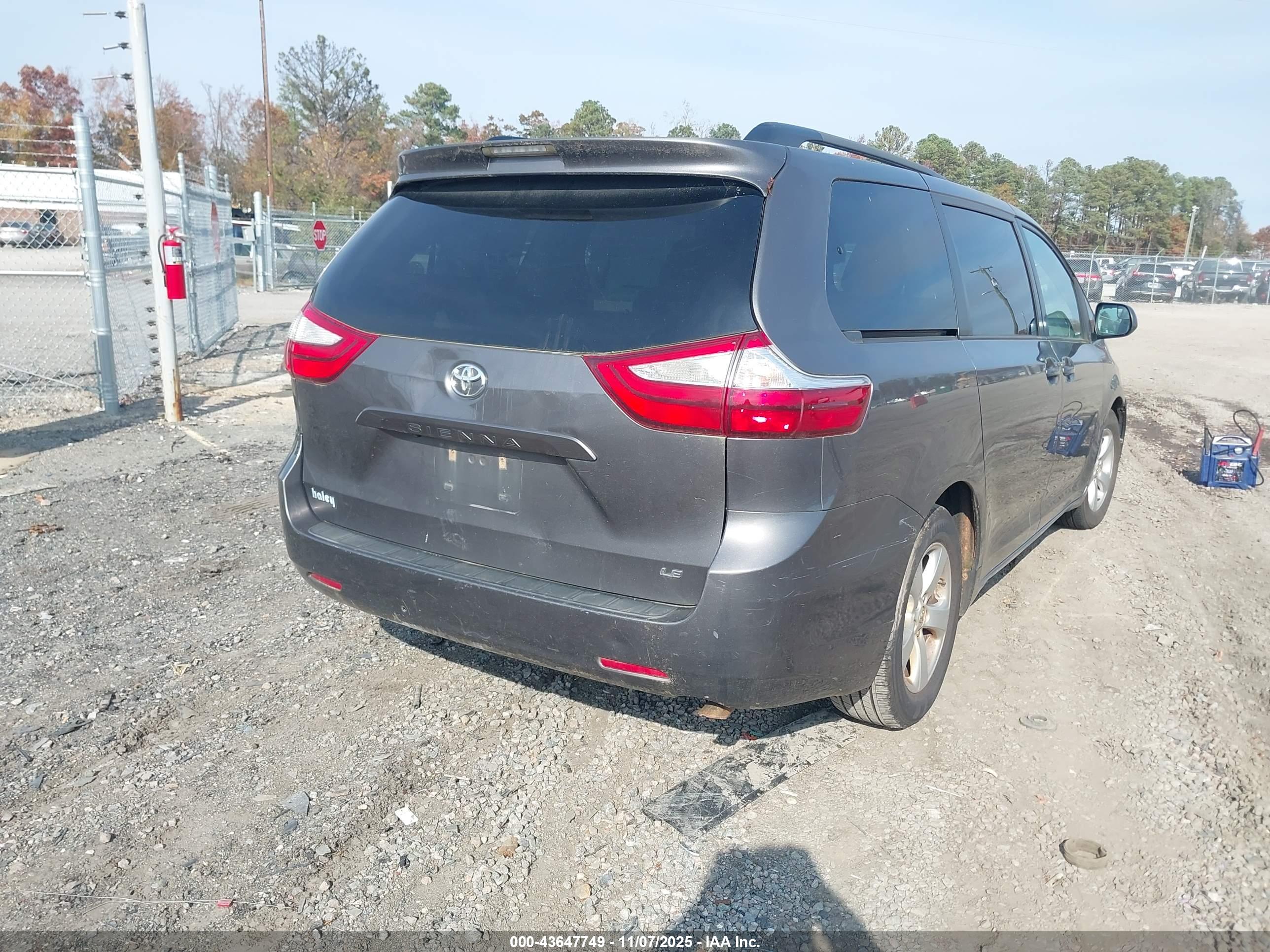 TOYOTA SIENNA image 4